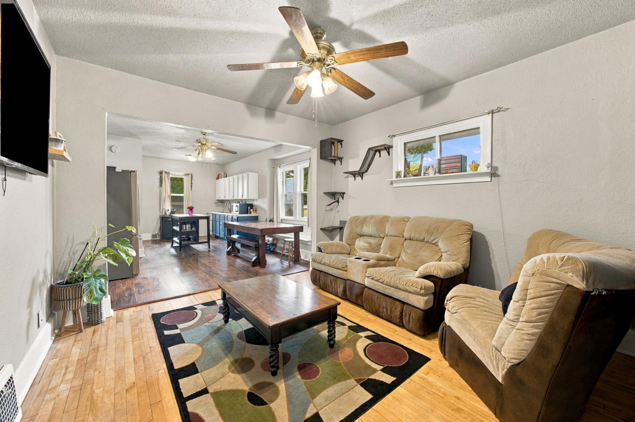 1921 single family home for sale at 1415 8th Avenue S in Fargo, ND — 3 bed, 2 bath (photo 7 of 26)