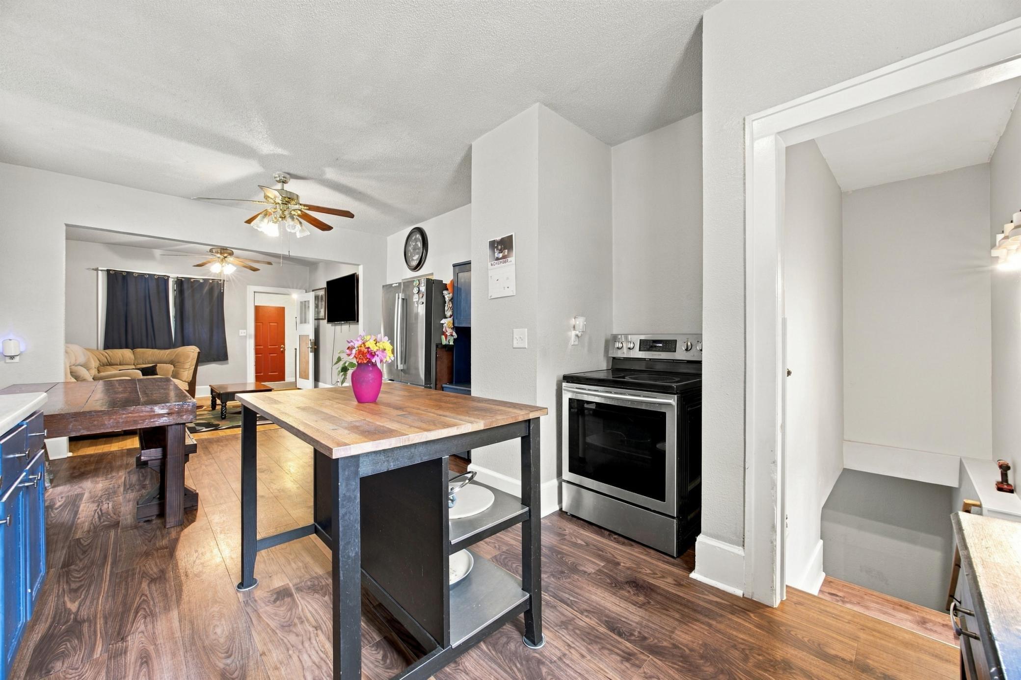 1921 single family home for sale at 1415 8th Avenue S in Fargo, ND — 3 bed, 2 bath (photo 9 of 26)