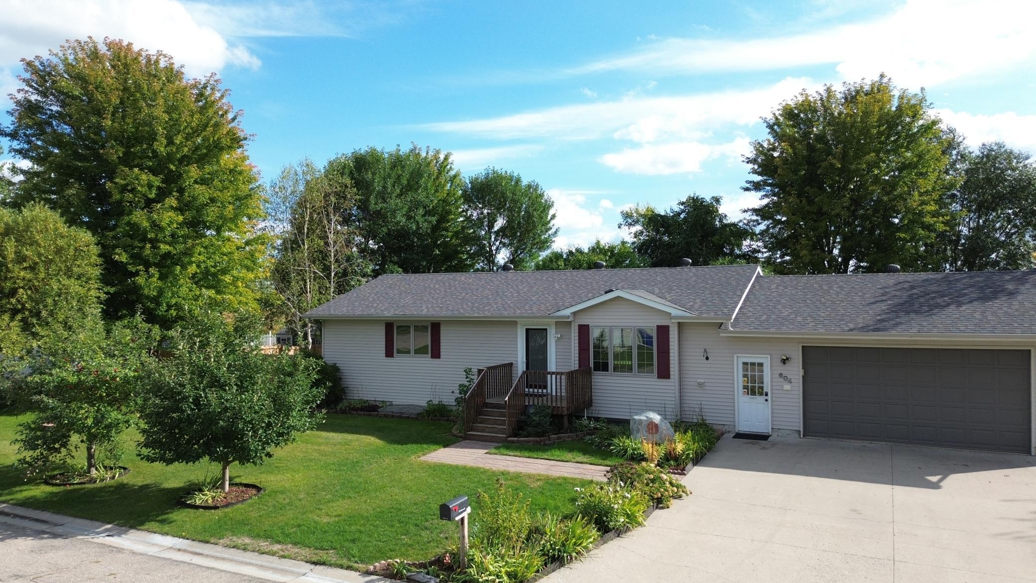 2005 single family home for sale at 604 10th Avenue SE in Barnesville, MN — 5 bed, 2 bath (photo 2 of 56)