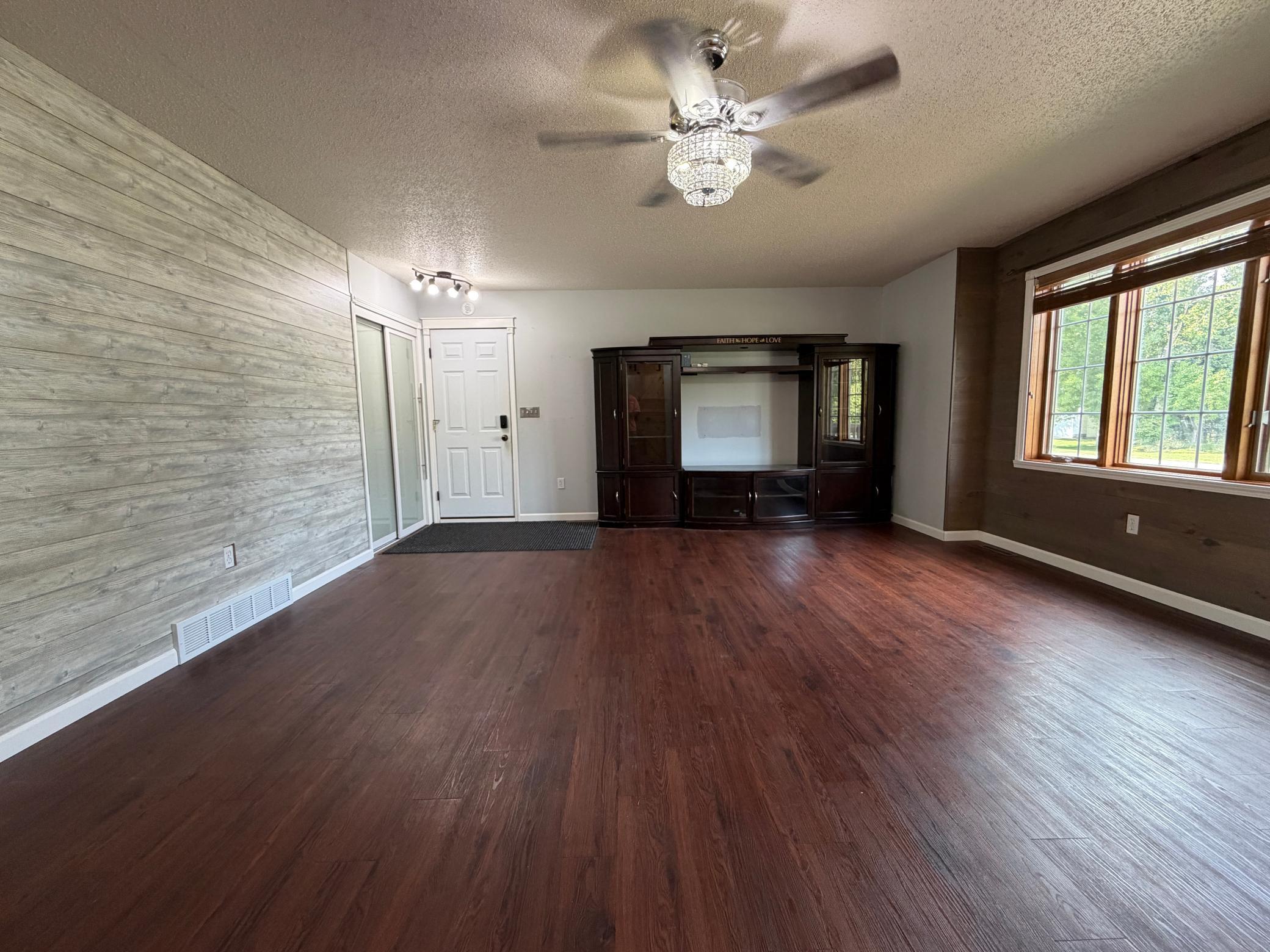 2005 single family home for sale at 604 10th Avenue SE in Barnesville, MN — 5 bed, 2 bath (photo 13 of 56)