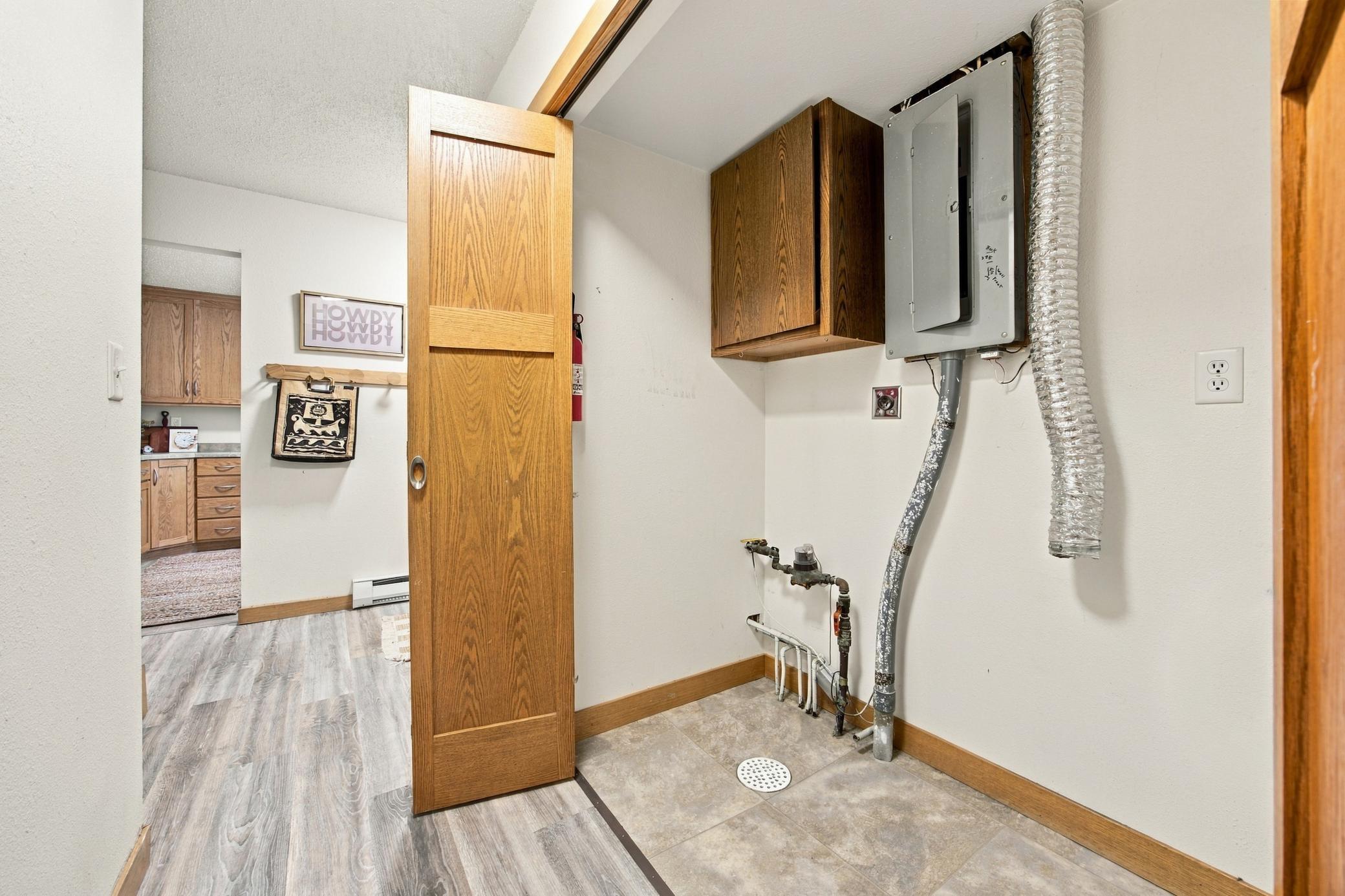 1981 single family home for sale at 2637 29th Avenue S in Moorhead, MN — 3 bed, 2 bath (photo 14 of 34)
