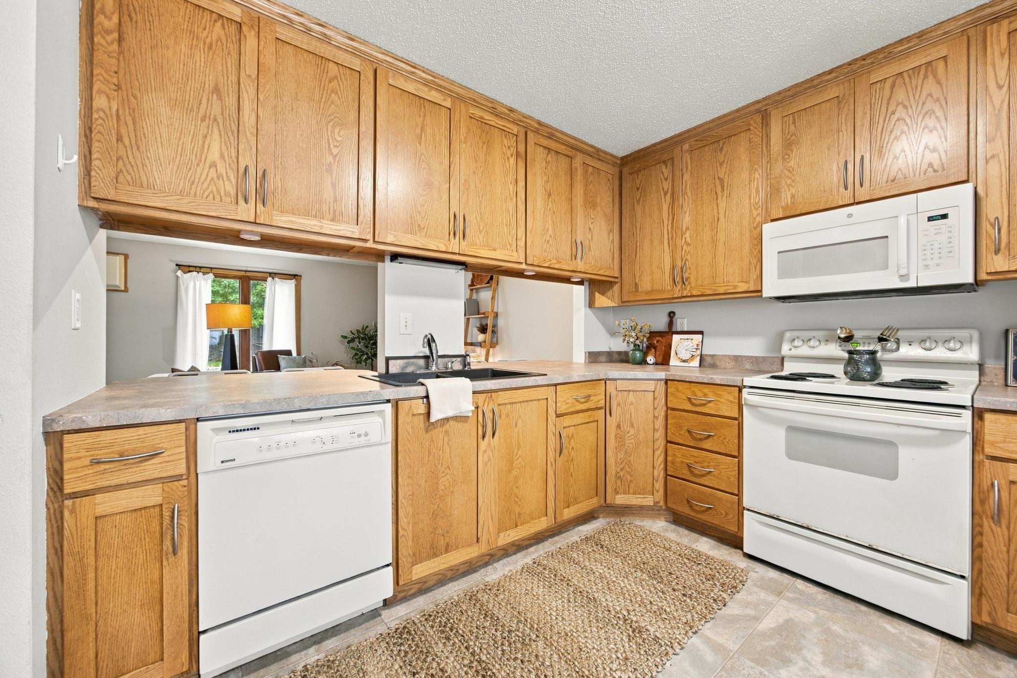 1981 single family home for sale at 2637 29th Avenue S in Moorhead, MN — 3 bed, 2 bath (photo 6 of 34)
