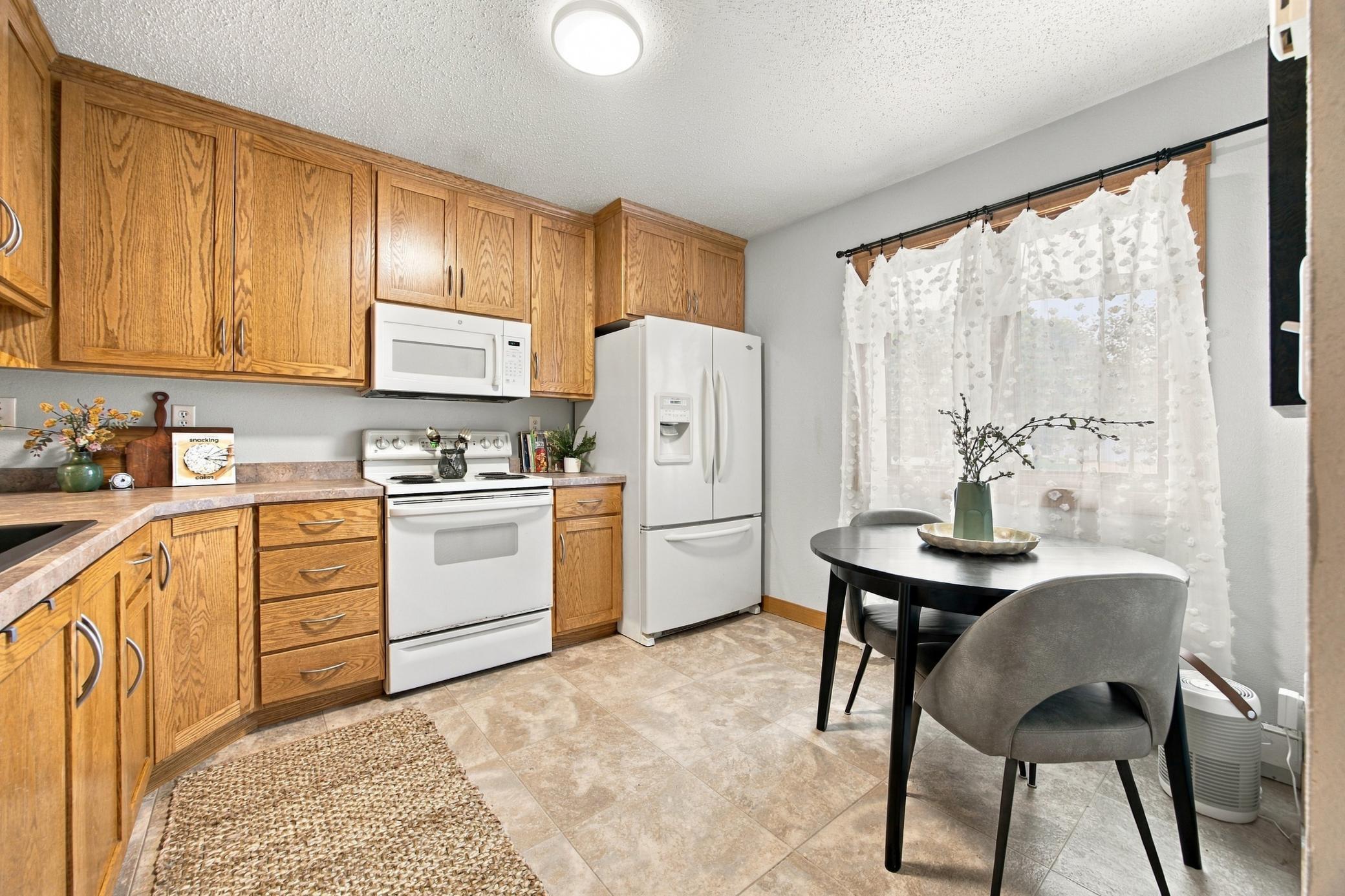 1981 single family home for sale at 2637 29th Avenue S in Moorhead, MN — 3 bed, 2 bath (photo 7 of 34)