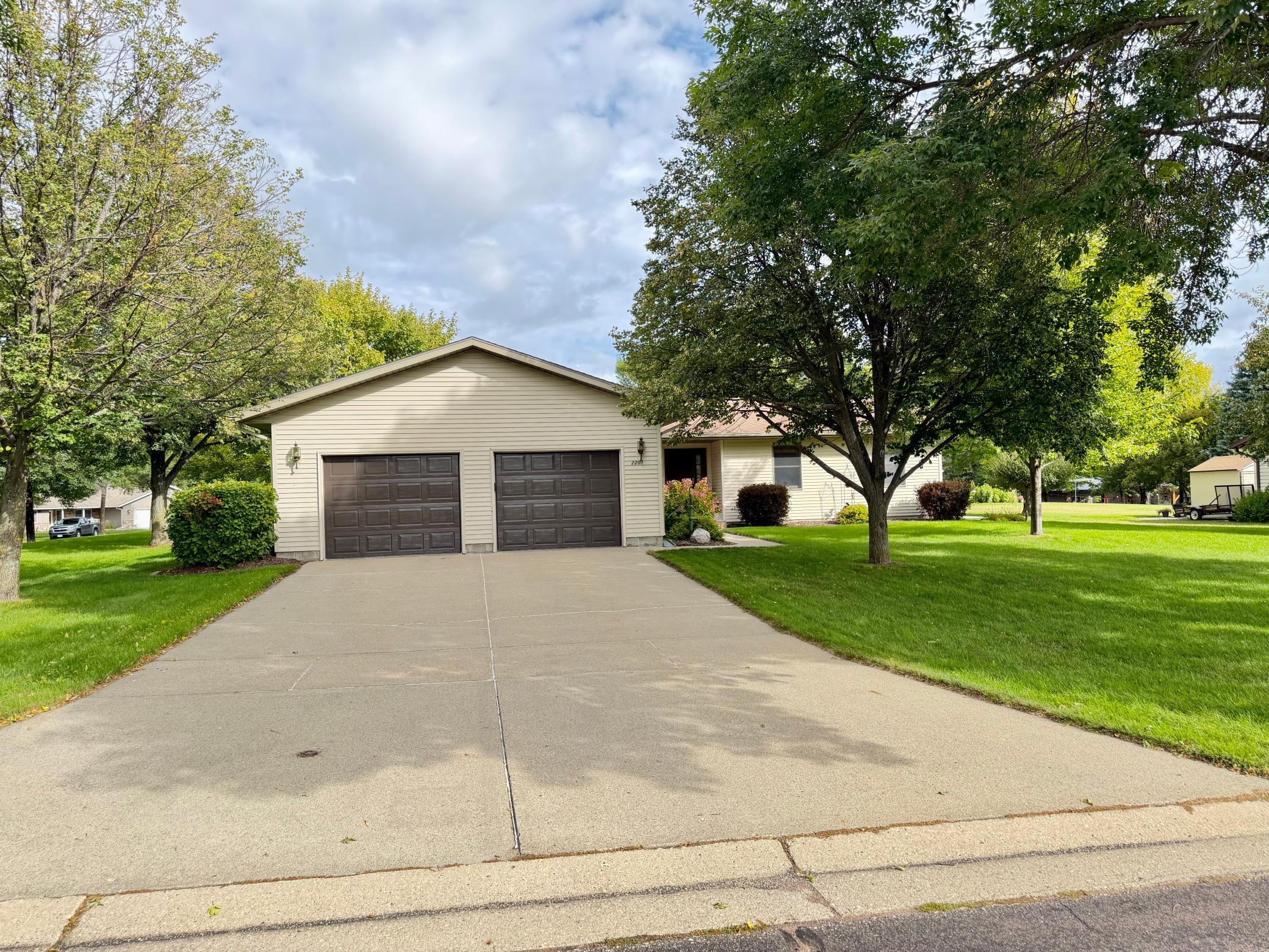 1991 single family home for sale at 2201 Ridgewood Drive in Fergus Falls, MN — 4 bed, 3 bath (photo 2 of 42)