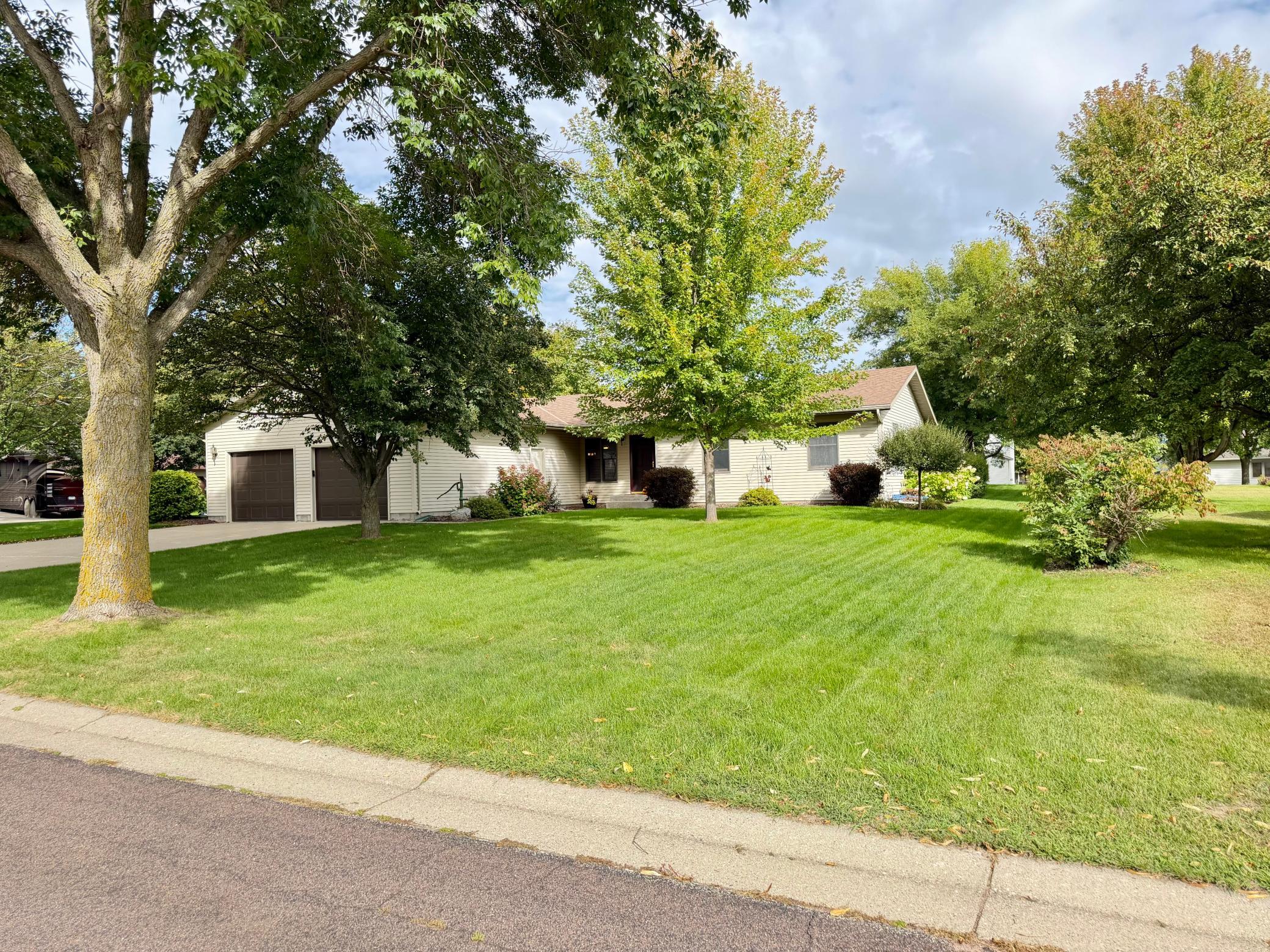 1991 single family home for sale at 2201 Ridgewood Drive in Fergus Falls, MN — 4 bed, 3 bath (photo 38 of 42)