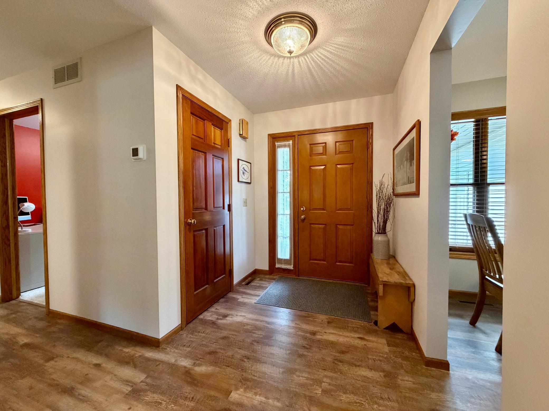 1991 single family home for sale at 2201 Ridgewood Drive in Fergus Falls, MN — 4 bed, 3 bath (photo 5 of 42)