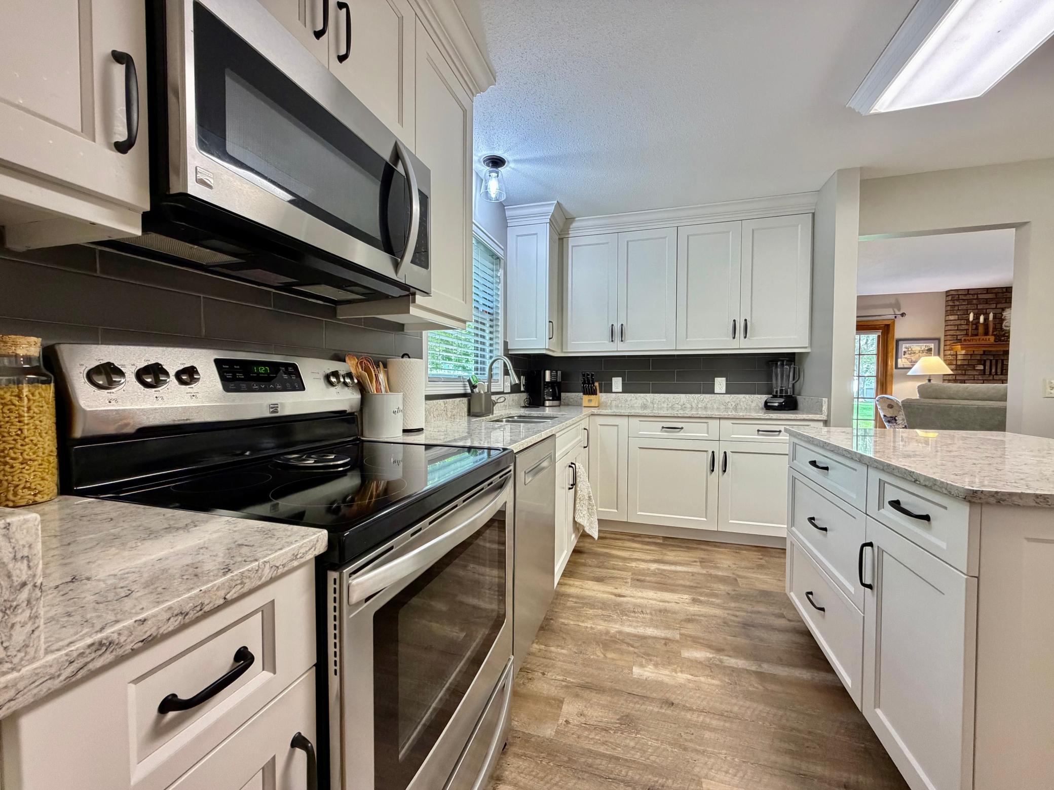 1991 single family home for sale at 2201 Ridgewood Drive in Fergus Falls, MN — 4 bed, 3 bath (photo 9 of 42)