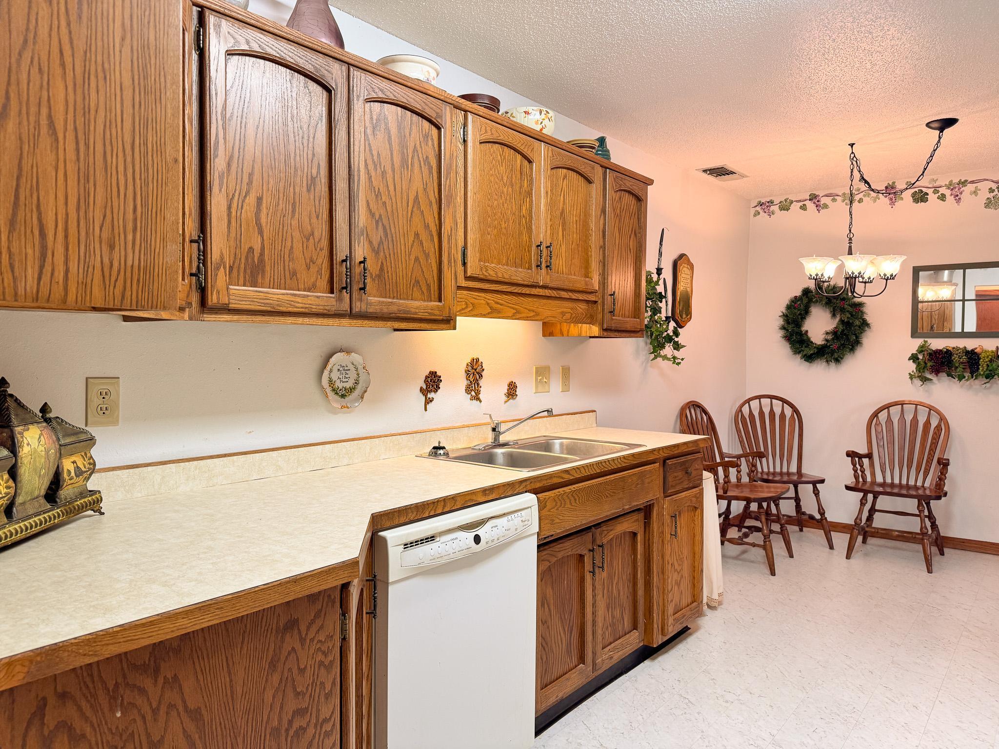 1980 condo for sale at 400 Kennedy Park Circle, Unit 102 in Fergus Falls, MN — 2 bed, 2 bath (photo 13 of 41)