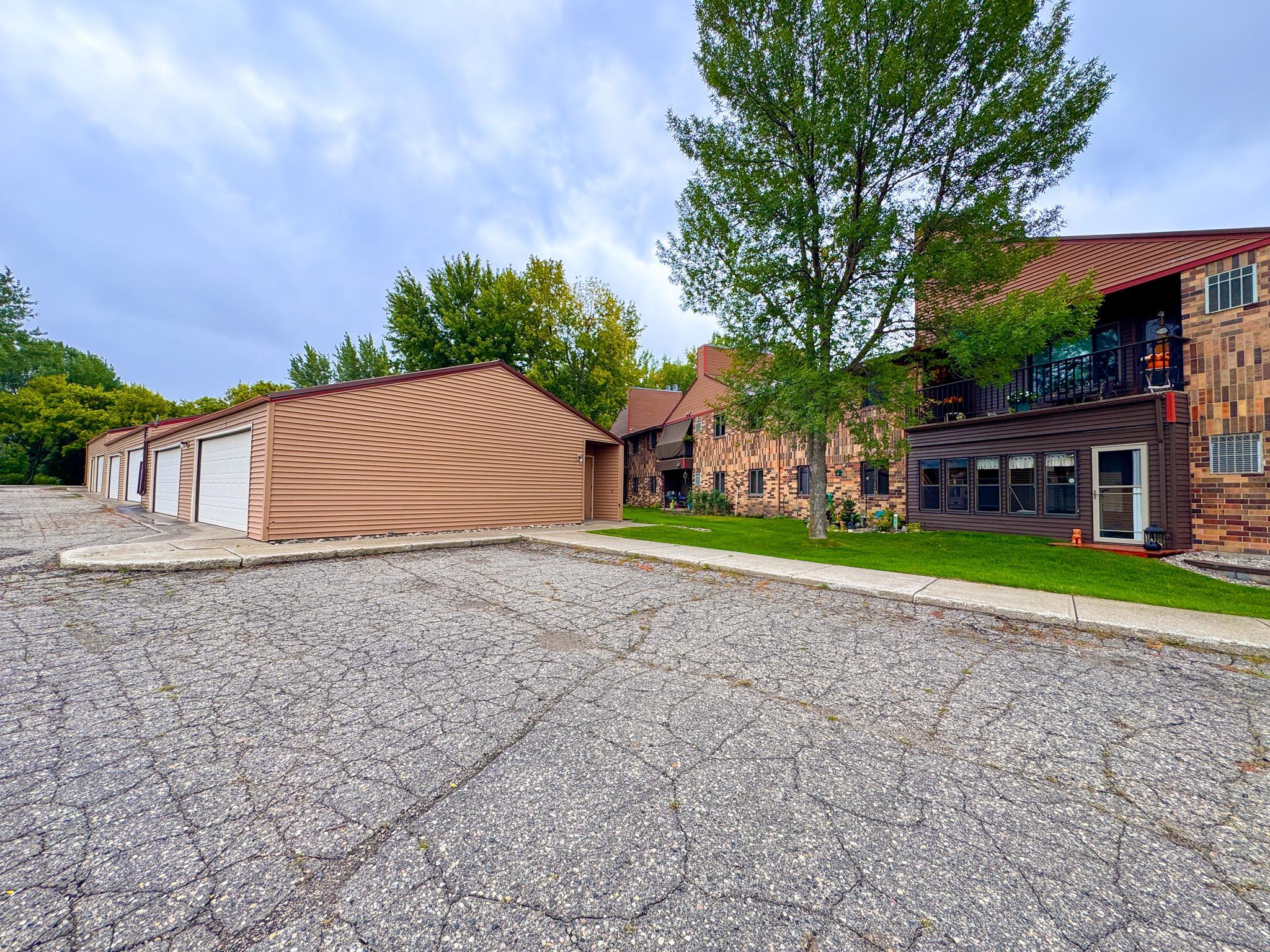 1980 condo for sale at 400 Kennedy Park Circle, Unit 102 in Fergus Falls, MN — 2 bed, 2 bath (photo 37 of 41)