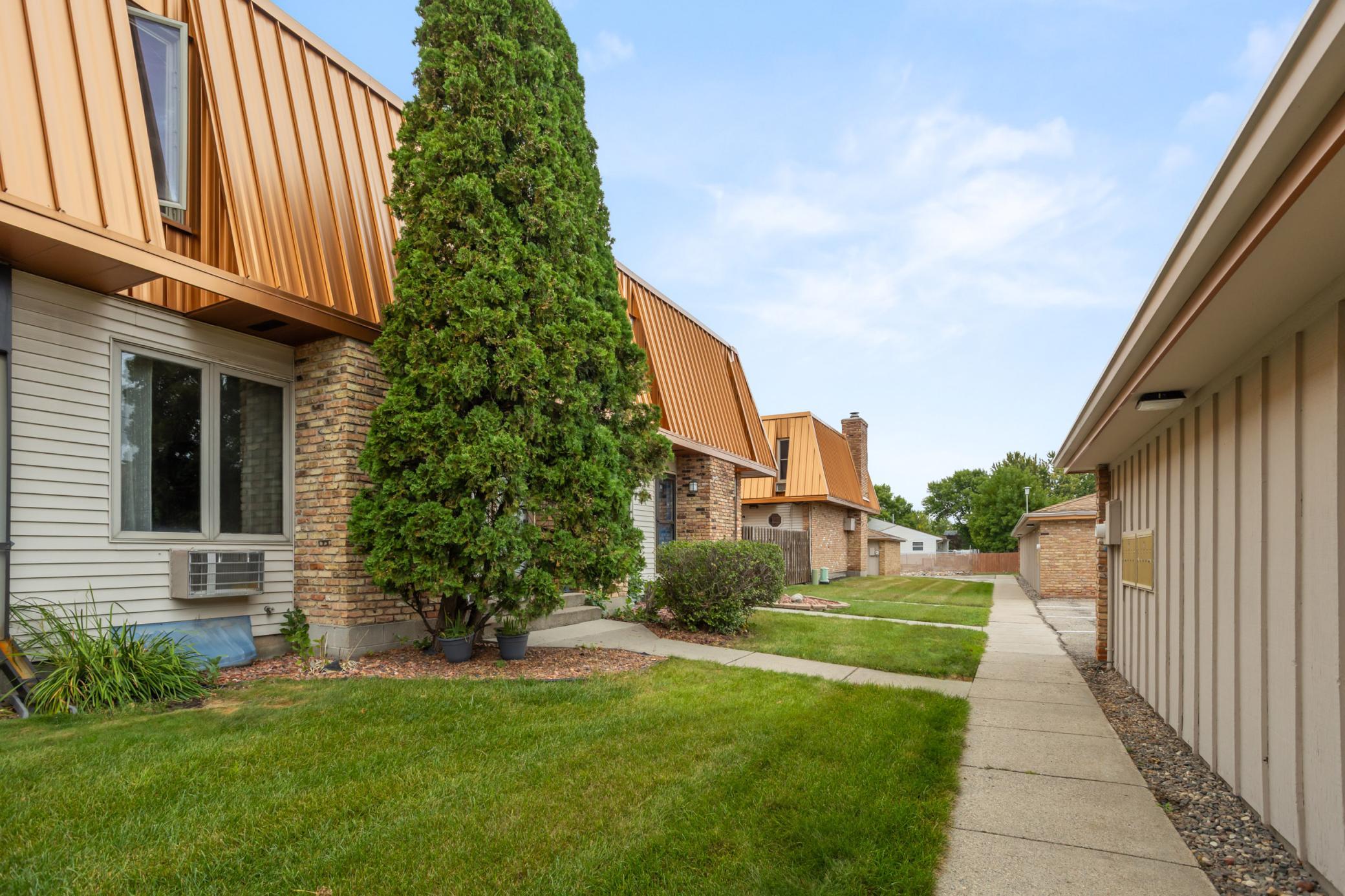 1977 condo for sale at 338 13th Avenue E in West Fargo, ND — 2 bed, 2 bath (photo 3 of 38)