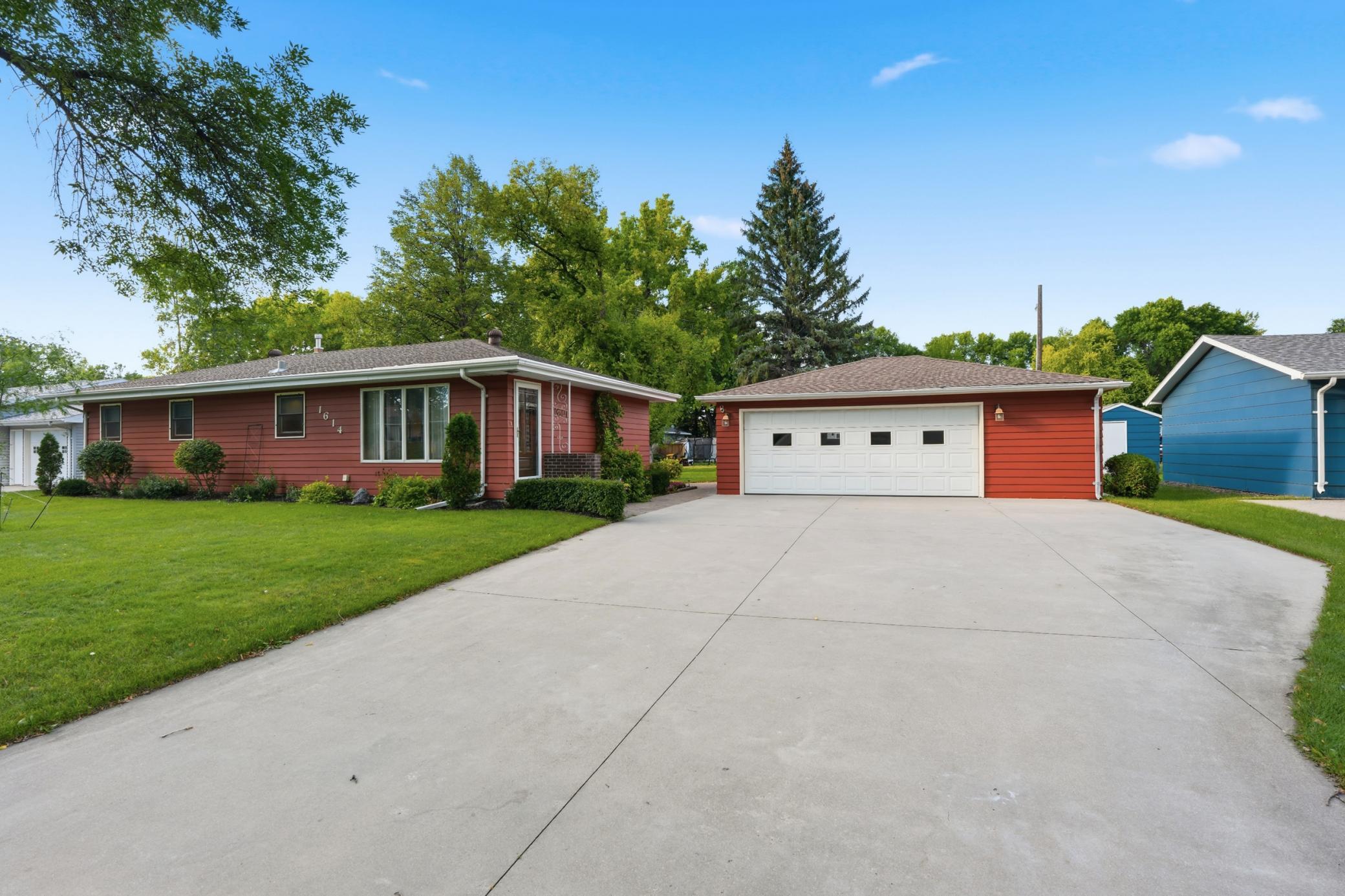 1955 single family home for sale at 1614 19th Street NW in East Grand Forks, MN — 4 bed, 2 bath (photo 2 of 33)