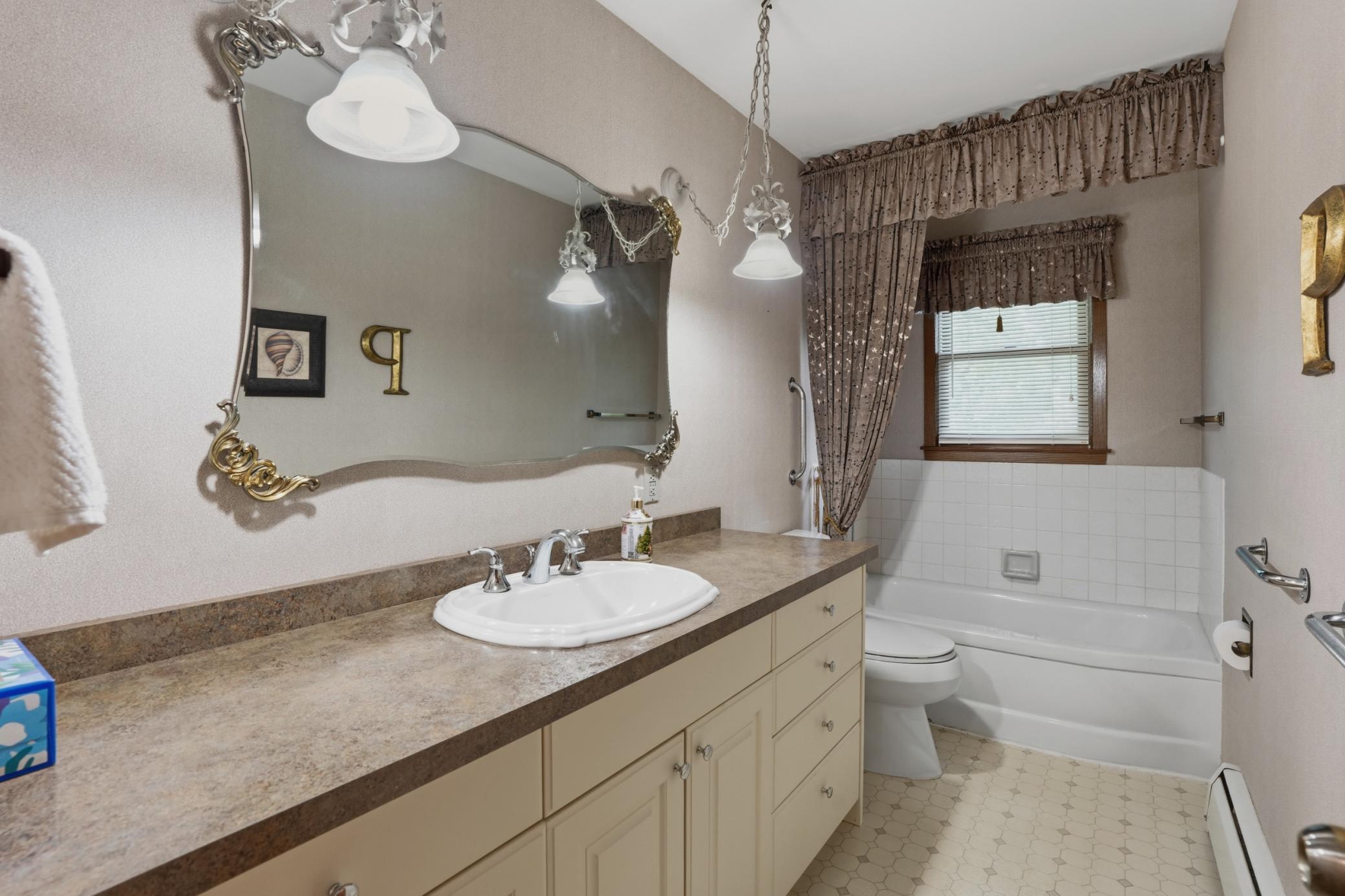 1955 single family home for sale at 1614 19th Street NW in East Grand Forks, MN — 4 bed, 2 bath (photo 12 of 33)