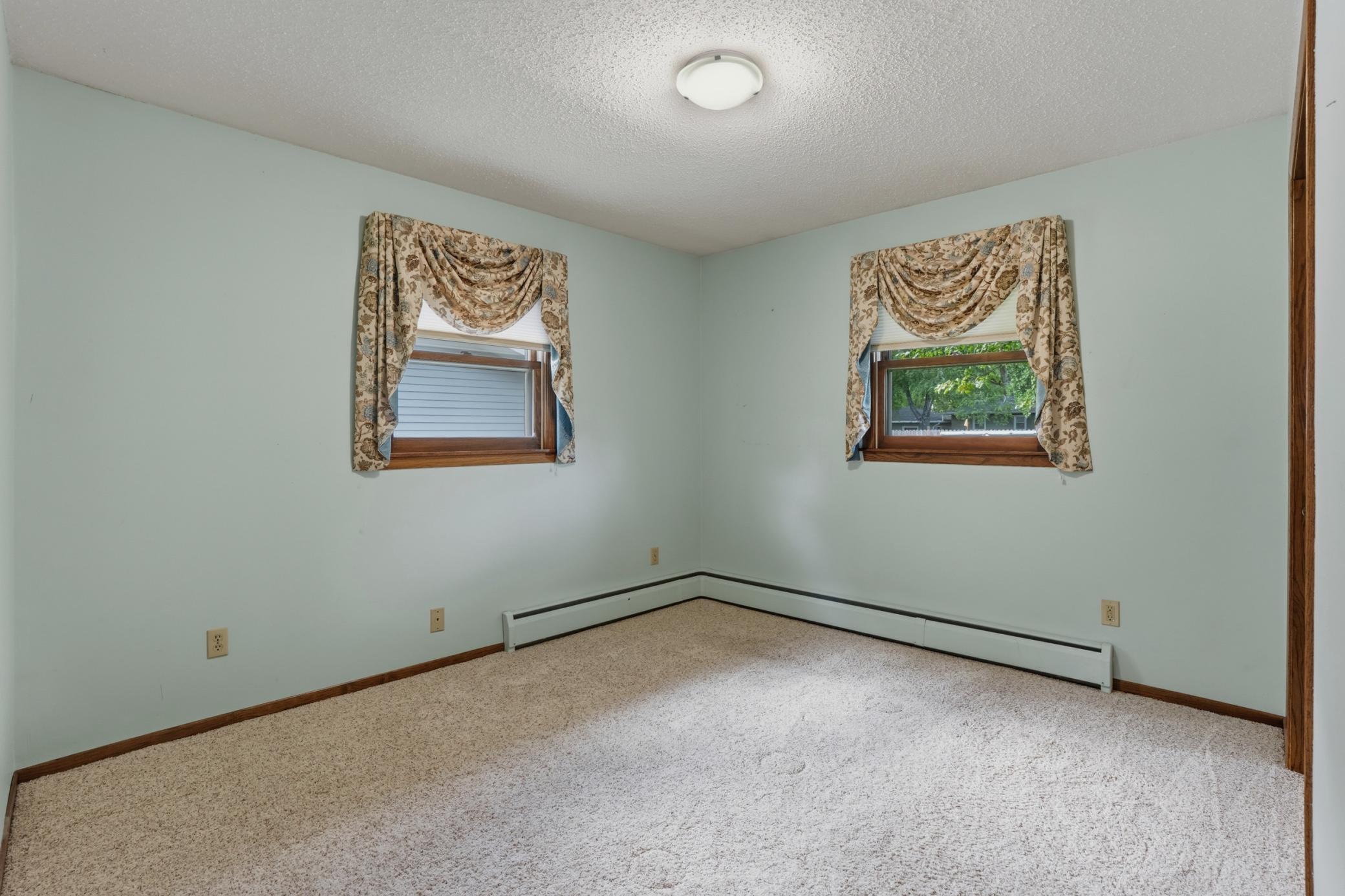 1955 single family home for sale at 1614 19th Street NW in East Grand Forks, MN — 4 bed, 2 bath (photo 13 of 33)