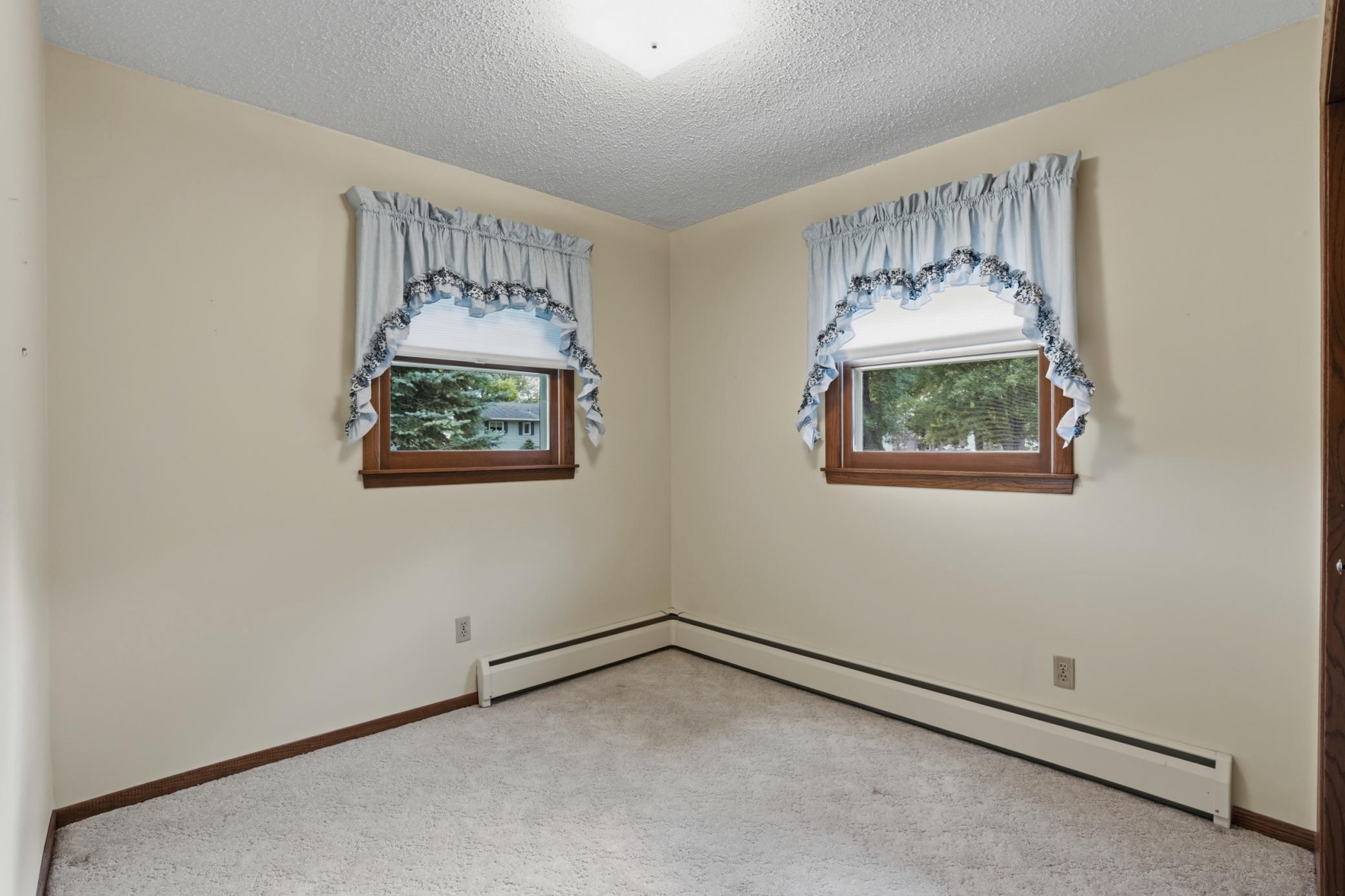 1955 single family home for sale at 1614 19th Street NW in East Grand Forks, MN — 4 bed, 2 bath (photo 15 of 33)