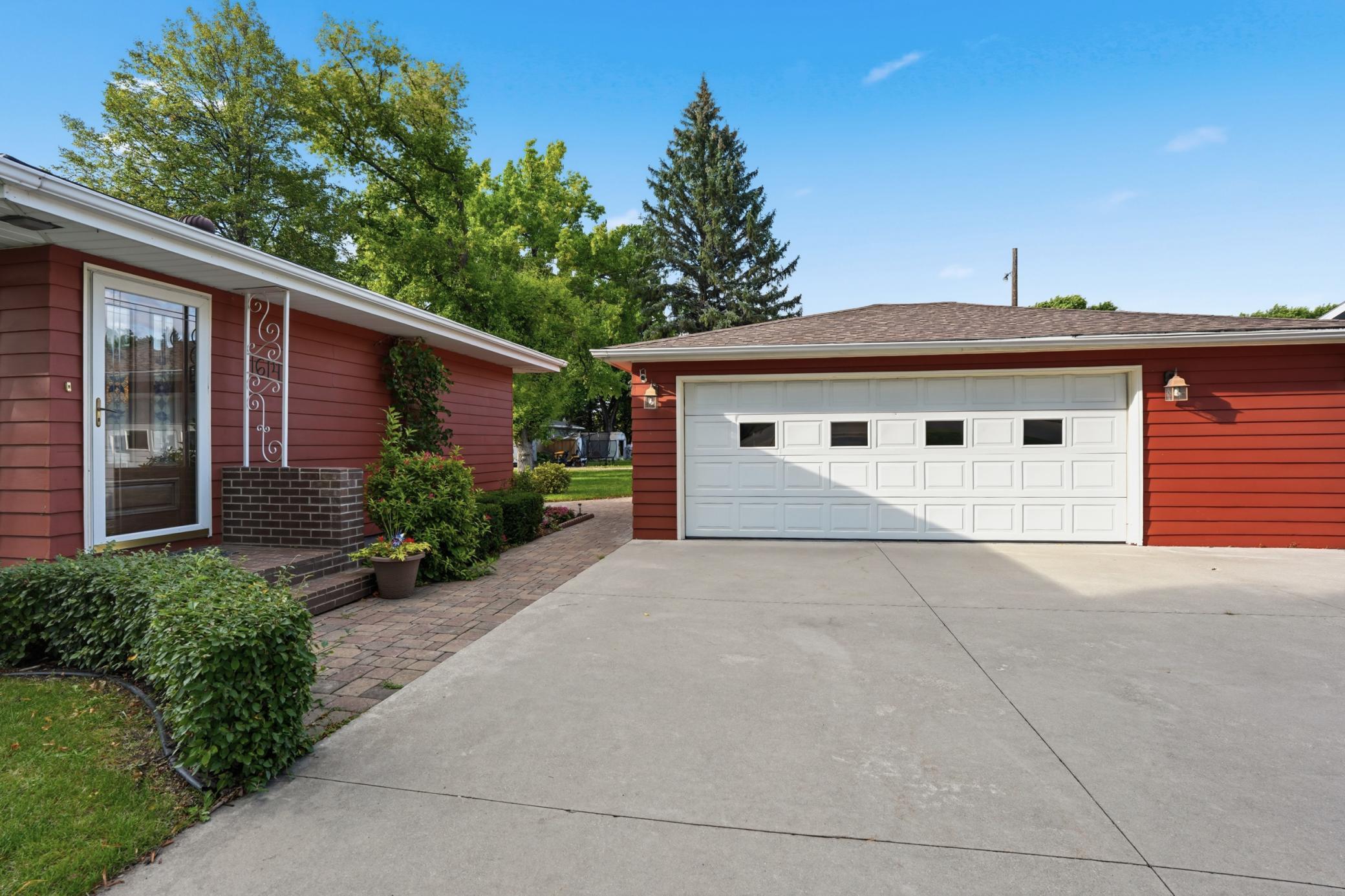 1955 single family home for sale at 1614 19th Street NW in East Grand Forks, MN — 4 bed, 2 bath (photo 3 of 33)