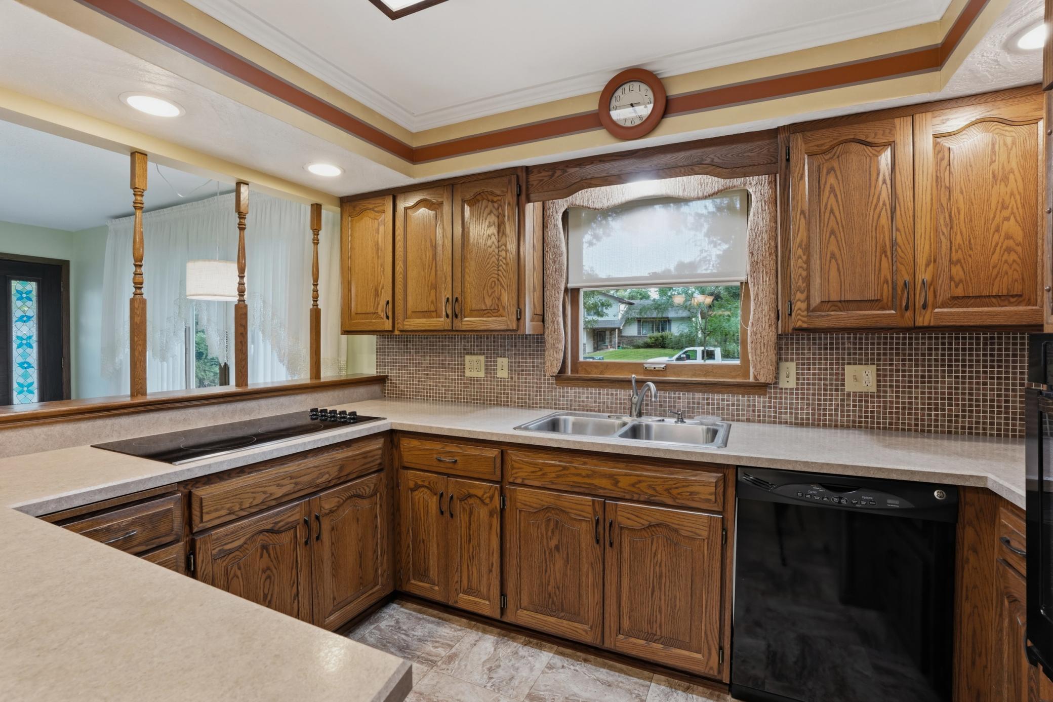 1955 single family home for sale at 1614 19th Street NW in East Grand Forks, MN — 4 bed, 2 bath (photo 8 of 33)