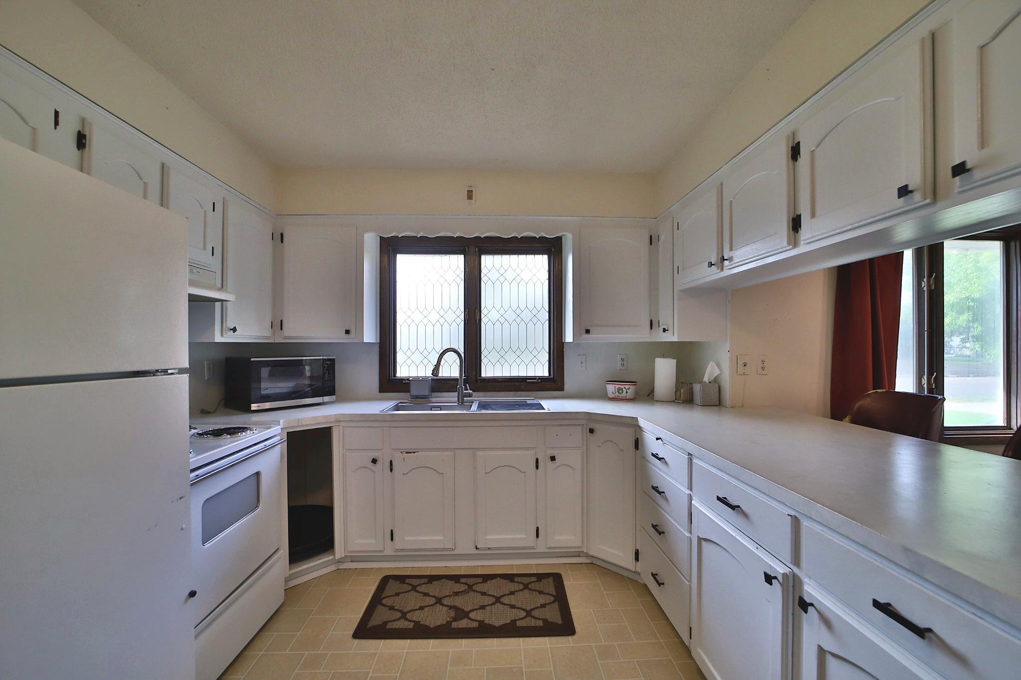 1952 single family home for sale at 821 3rd Avenue NE in Staples, MN — 4 bed, 2 bath (photo 2 of 28)