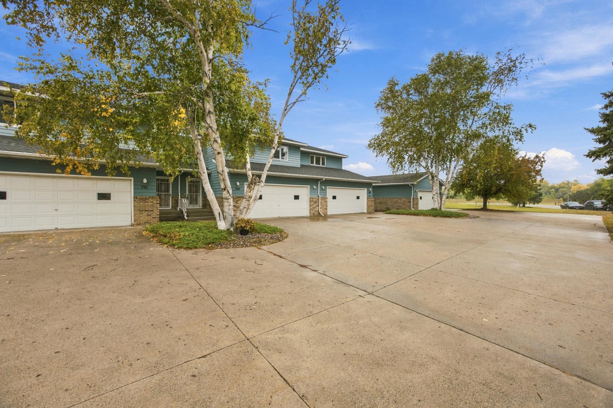 1988 condo for sale at 787 Royal Oaks Drive N in Fargo, ND — 4 bed, 4 bath (photo 2 of 37)
