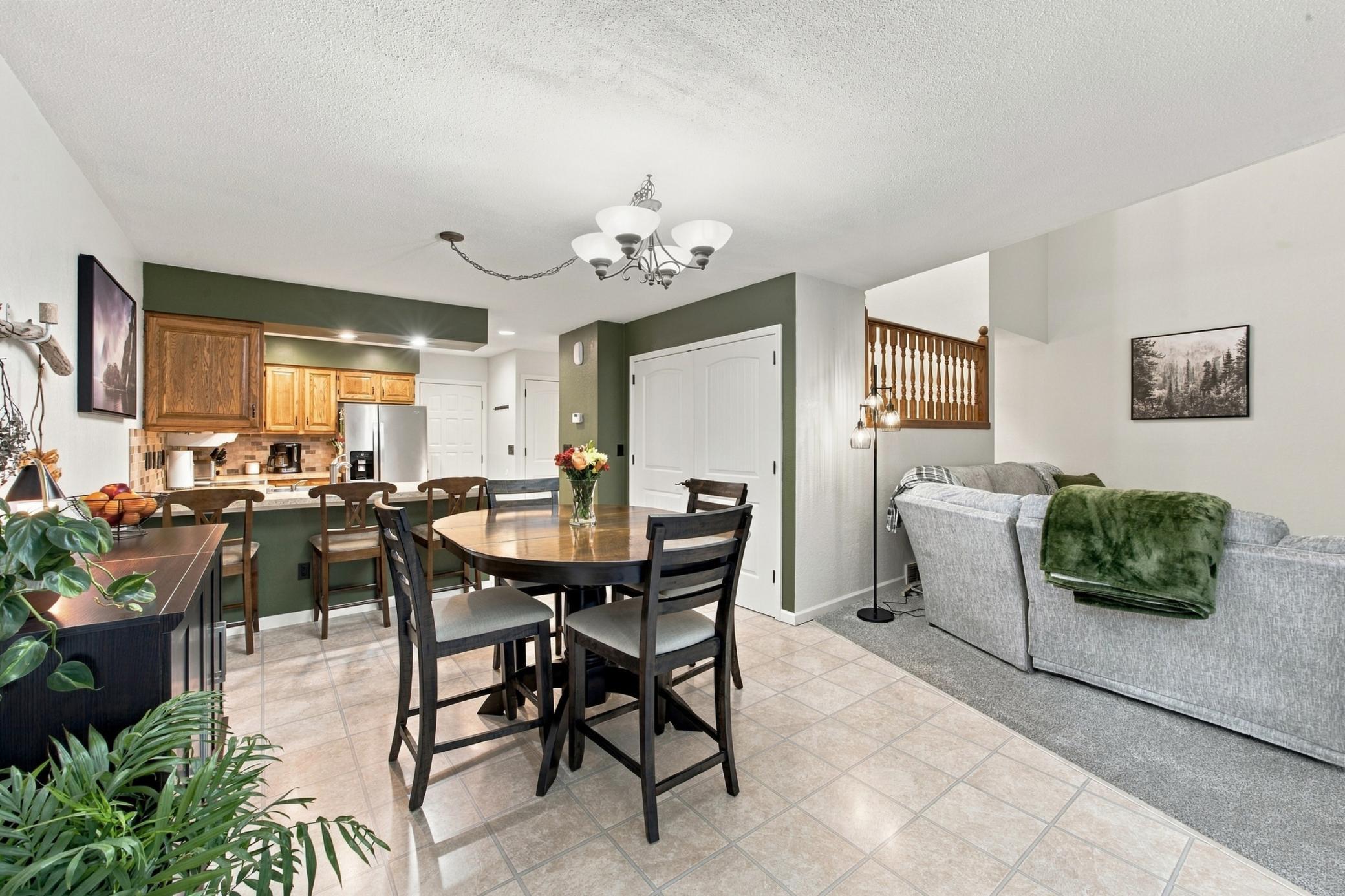 1988 condo for sale at 787 Royal Oaks Drive N in Fargo, ND — 4 bed, 4 bath (photo 11 of 37)