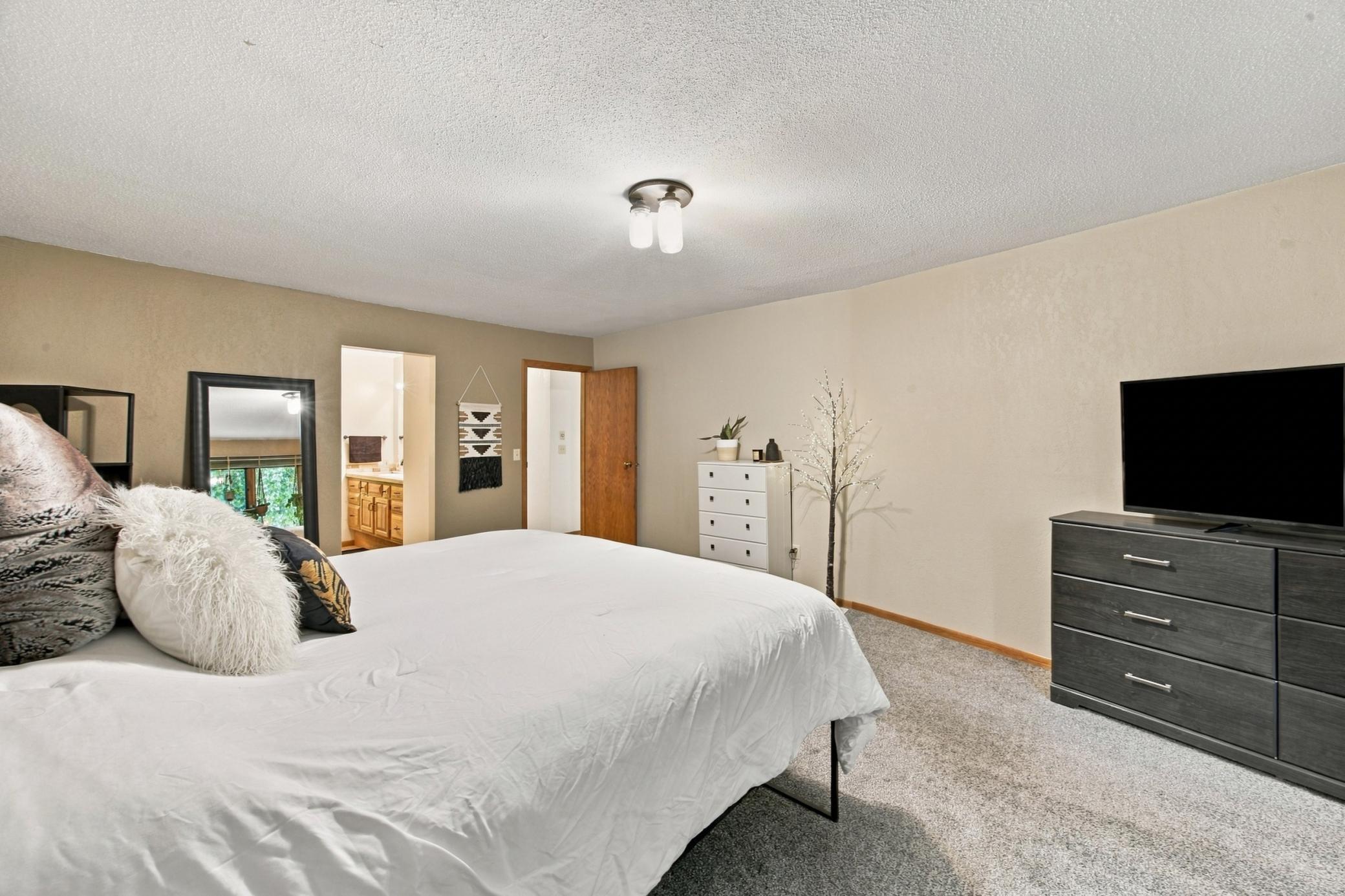 1988 condo for sale at 787 Royal Oaks Drive N in Fargo, ND — 4 bed, 4 bath (photo 13 of 37)