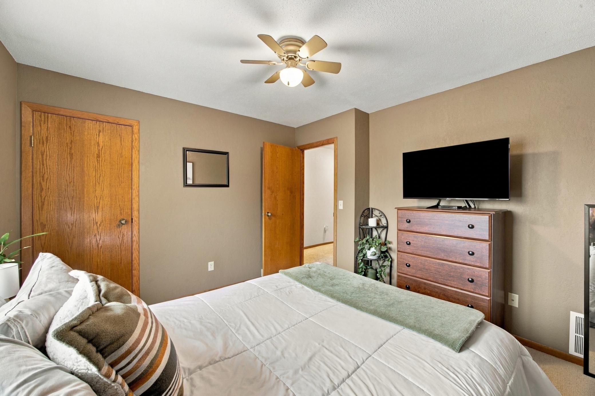 1988 condo for sale at 787 Royal Oaks Drive N in Fargo, ND — 4 bed, 4 bath (photo 18 of 37)