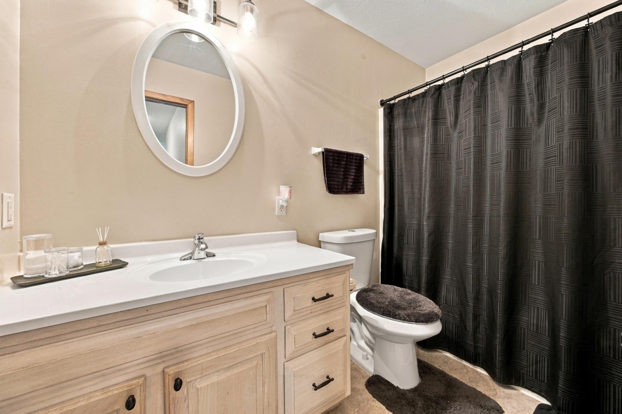 1988 condo for sale at 787 Royal Oaks Drive N in Fargo, ND — 4 bed, 4 bath (photo 20 of 37)