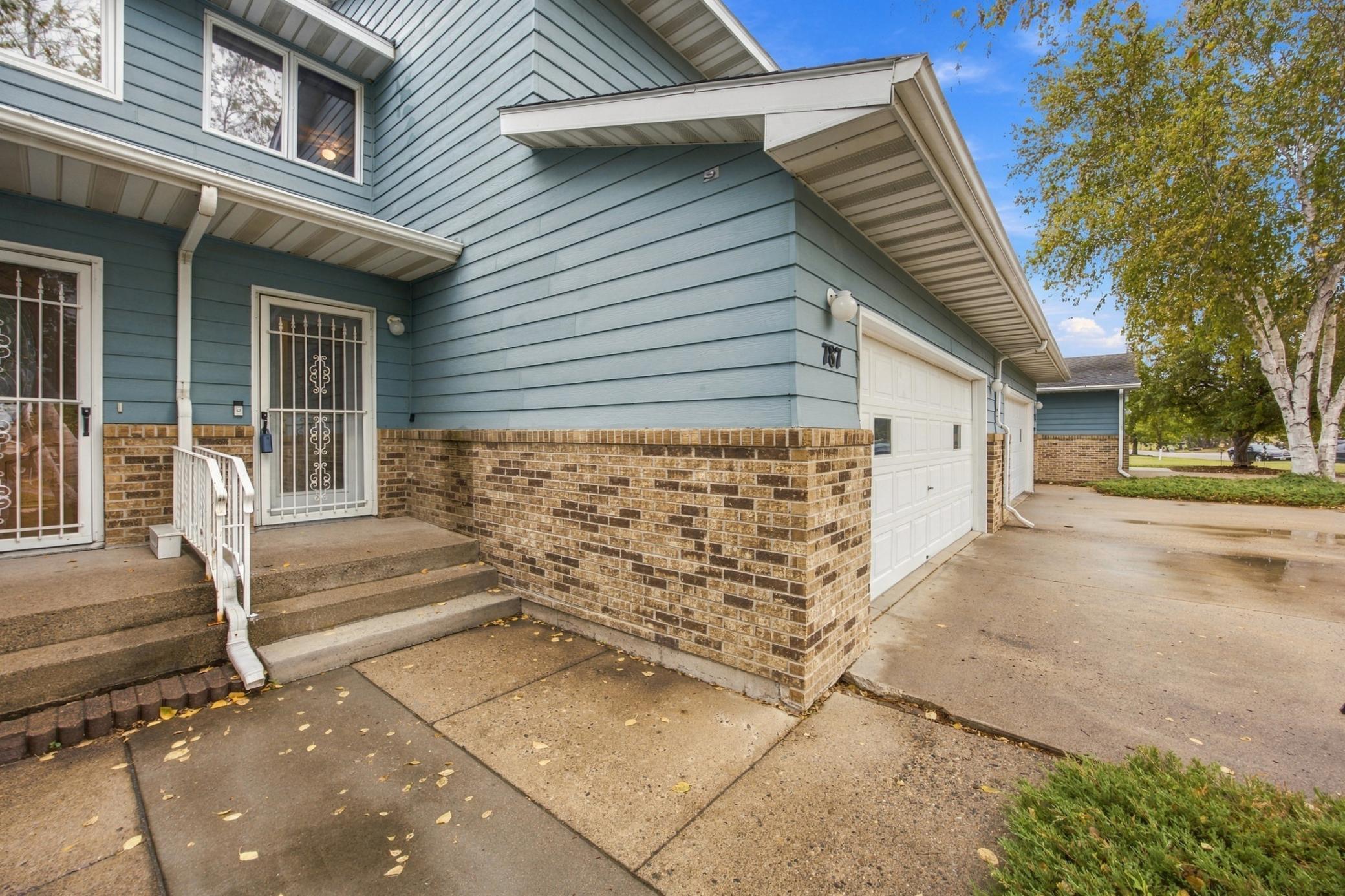 1988 condo for sale at 787 Royal Oaks Drive N in Fargo, ND — 4 bed, 4 bath (photo 3 of 37)