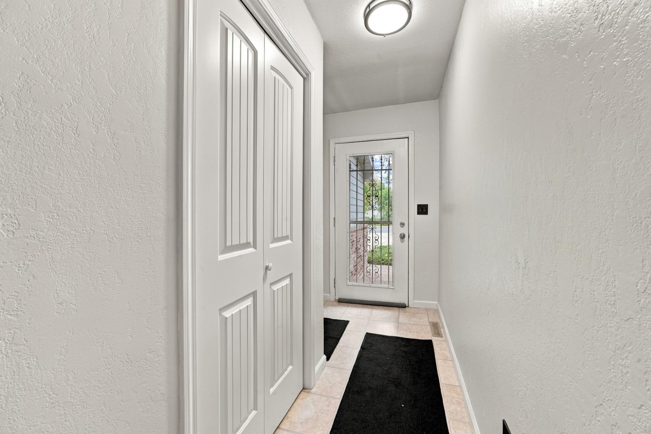 1988 condo for sale at 787 Royal Oaks Drive N in Fargo, ND — 4 bed, 4 bath (photo 4 of 37)