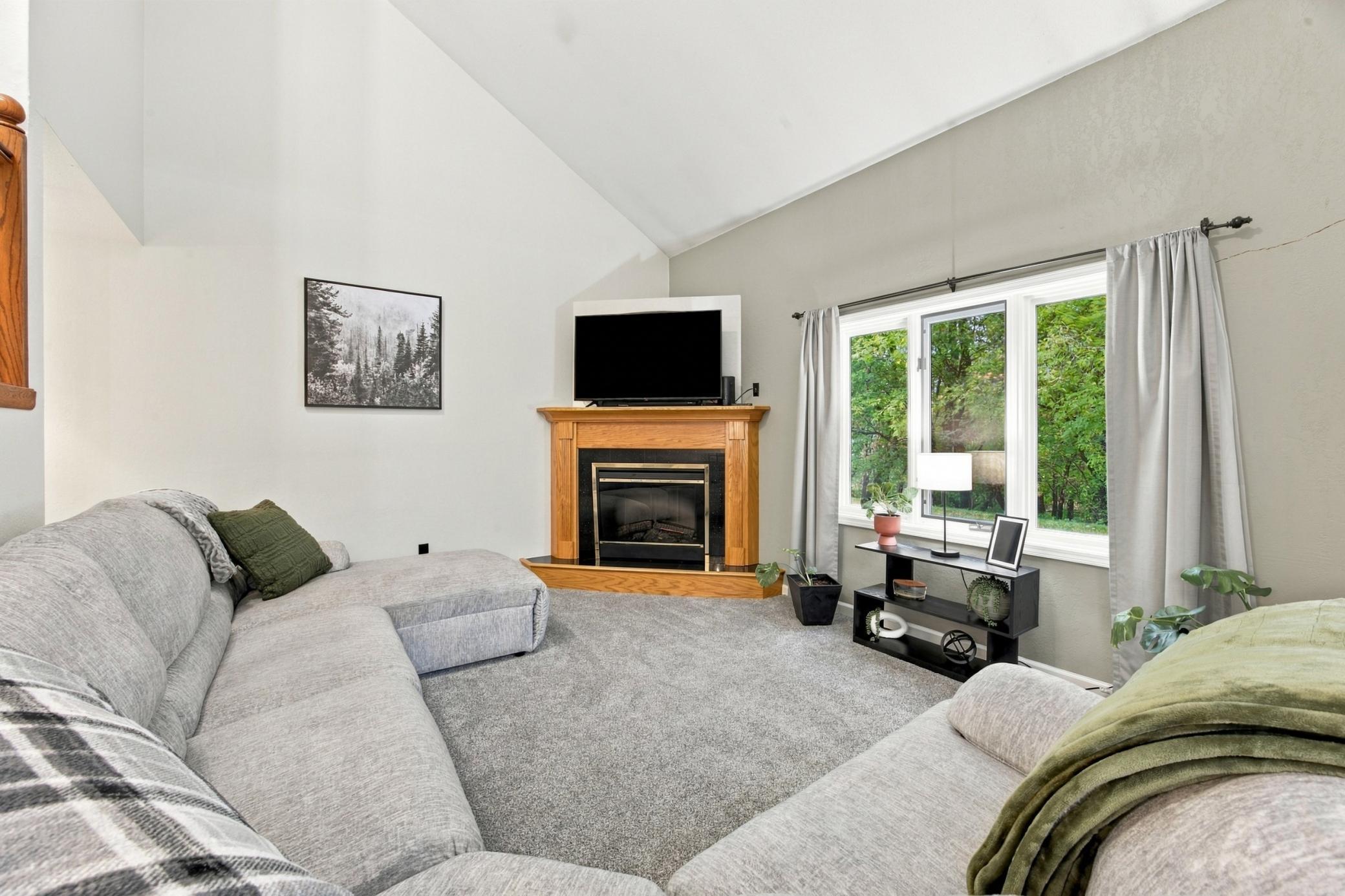 1988 condo for sale at 787 Royal Oaks Drive N in Fargo, ND — 4 bed, 4 bath (photo 5 of 37)