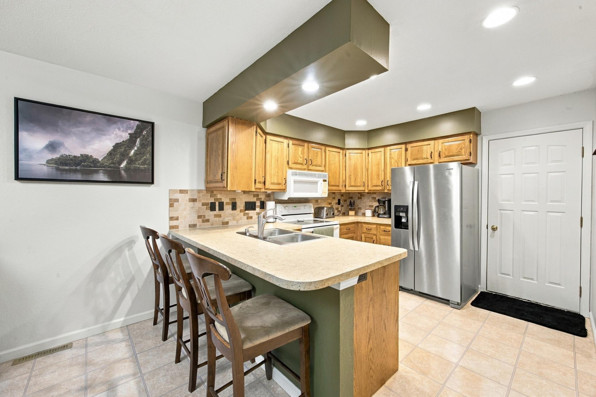 1988 condo for sale at 787 Royal Oaks Drive N in Fargo, ND — 4 bed, 4 bath (photo 7 of 37)