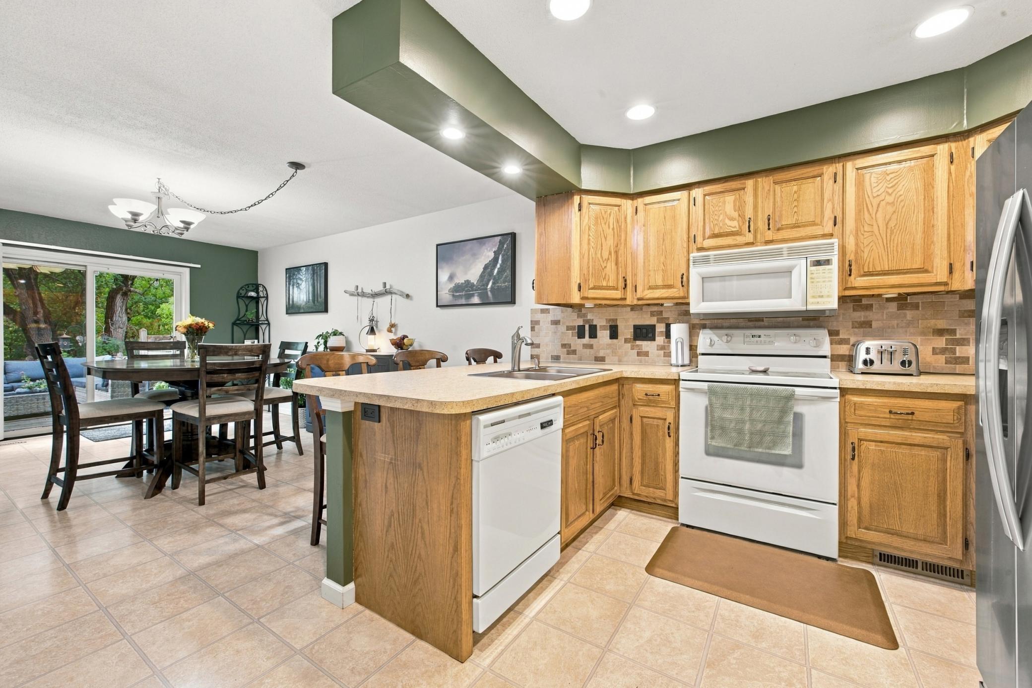 1988 condo for sale at 787 Royal Oaks Drive N in Fargo, ND — 4 bed, 4 bath (photo 8 of 37)