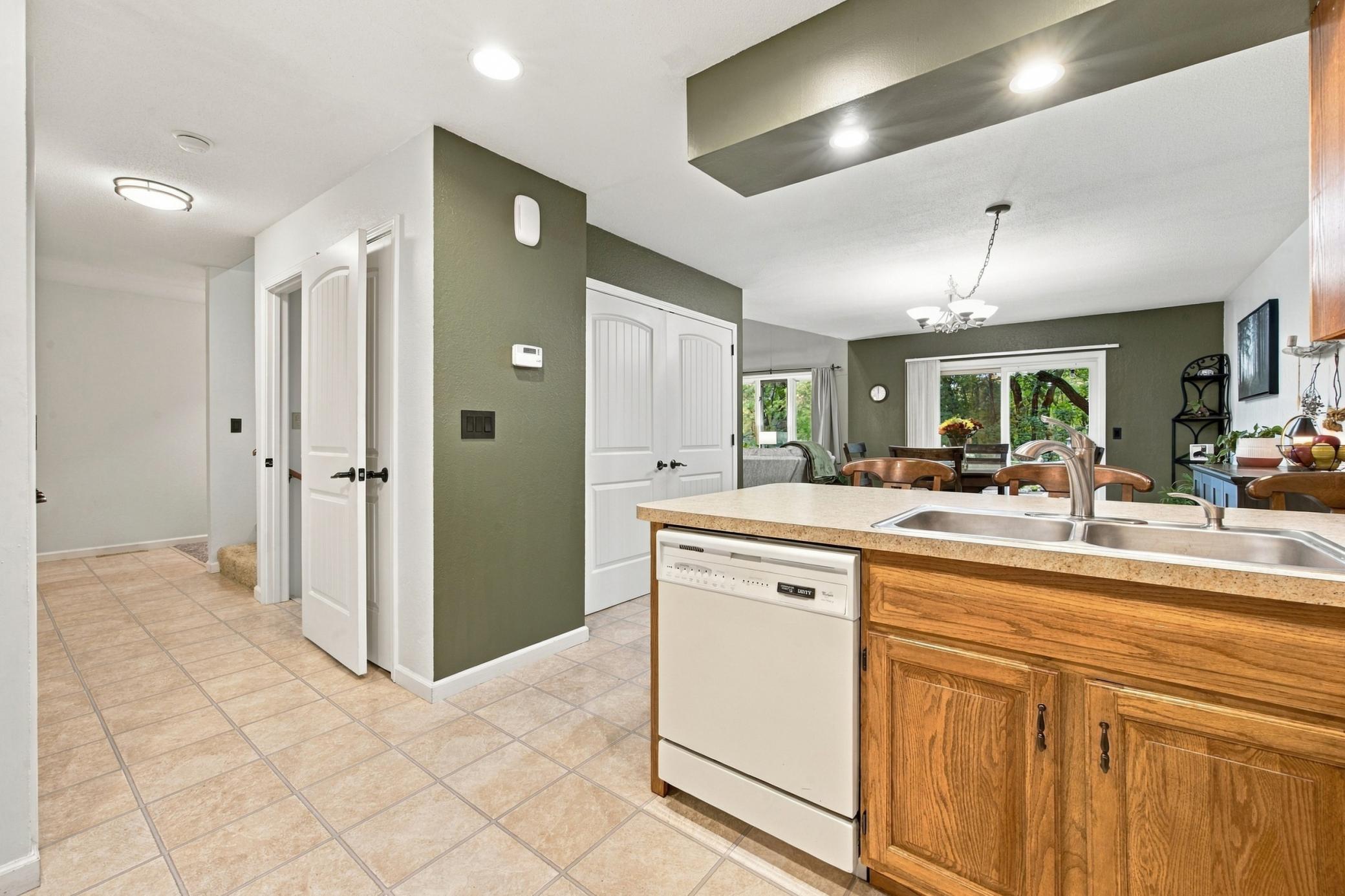 1988 condo for sale at 787 Royal Oaks Drive N in Fargo, ND — 4 bed, 4 bath (photo 9 of 37)