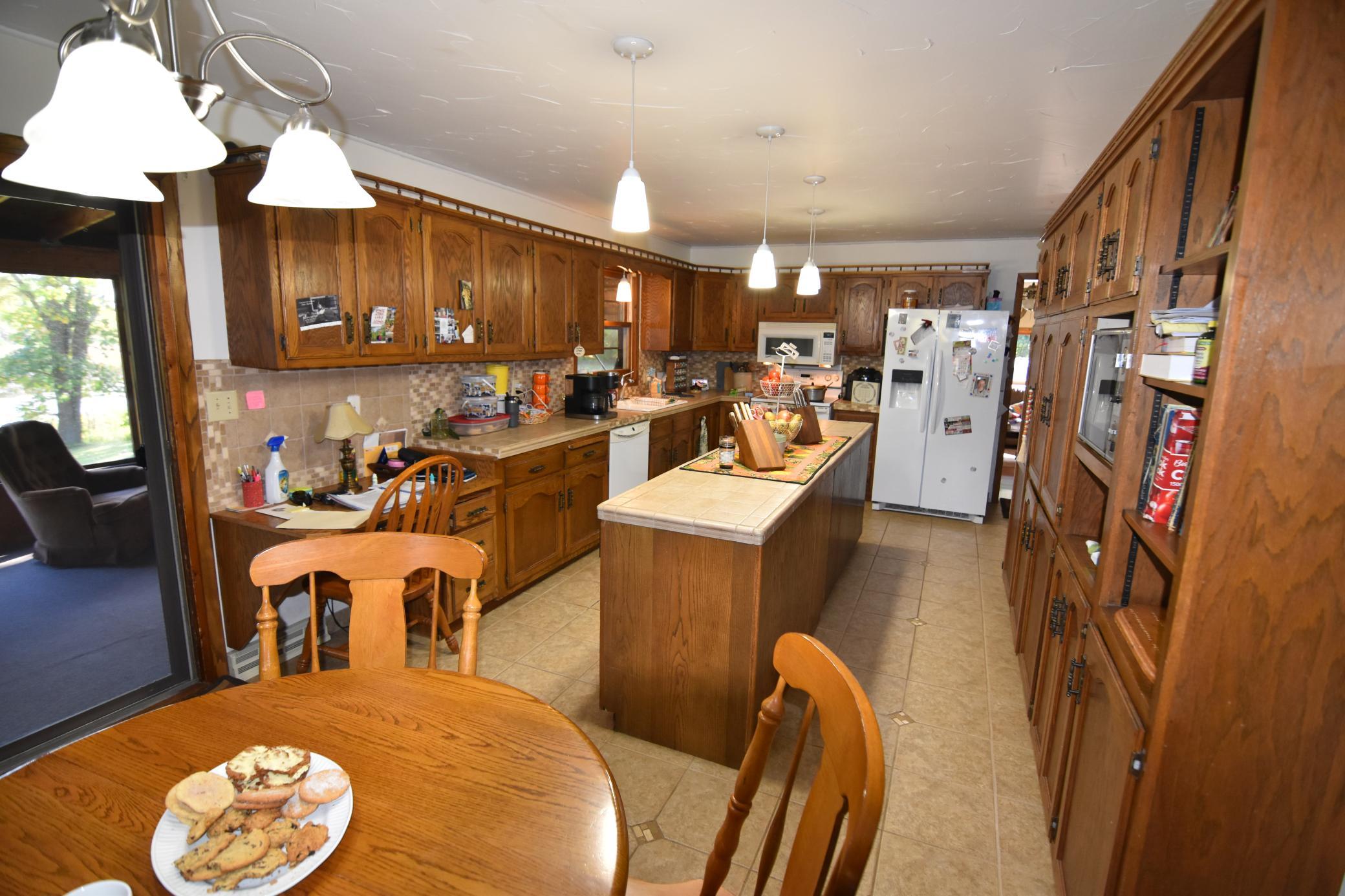 1984 single family home for sale at 1398 County Road 6 NW in Baudette, MN — 3 bed, 3 bath (photo 9 of 36)