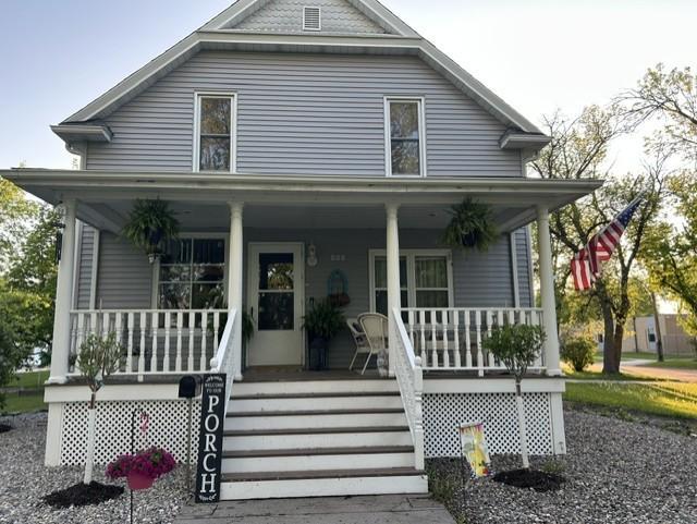 1885 single family home for sale at 429 8th Street N in Wahpeton, ND — 4 bed, 2 bath (photo 2 of 34)