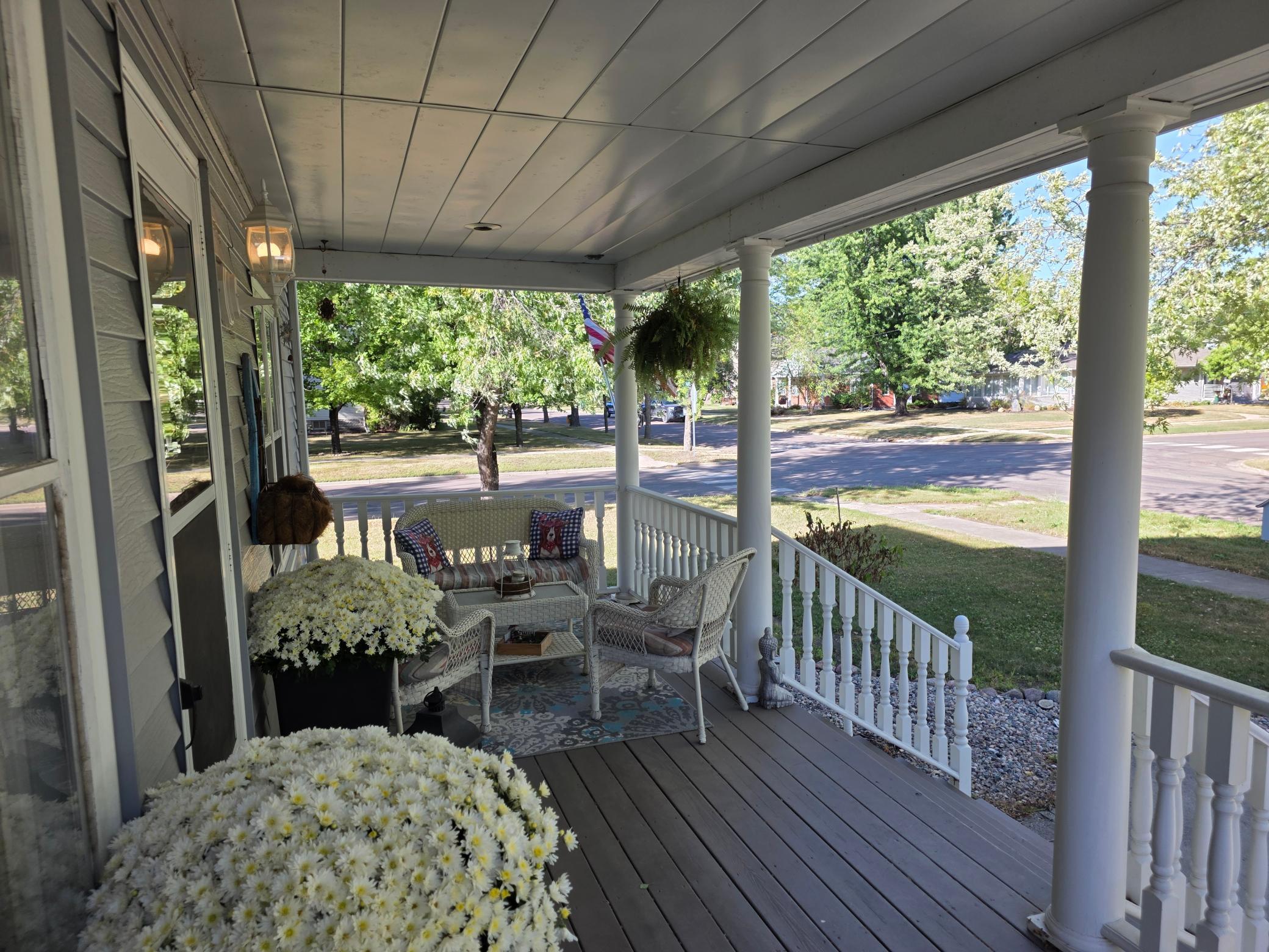 1885 single family home for sale at 429 8th Street N in Wahpeton, ND — 4 bed, 2 bath (photo 5 of 34)