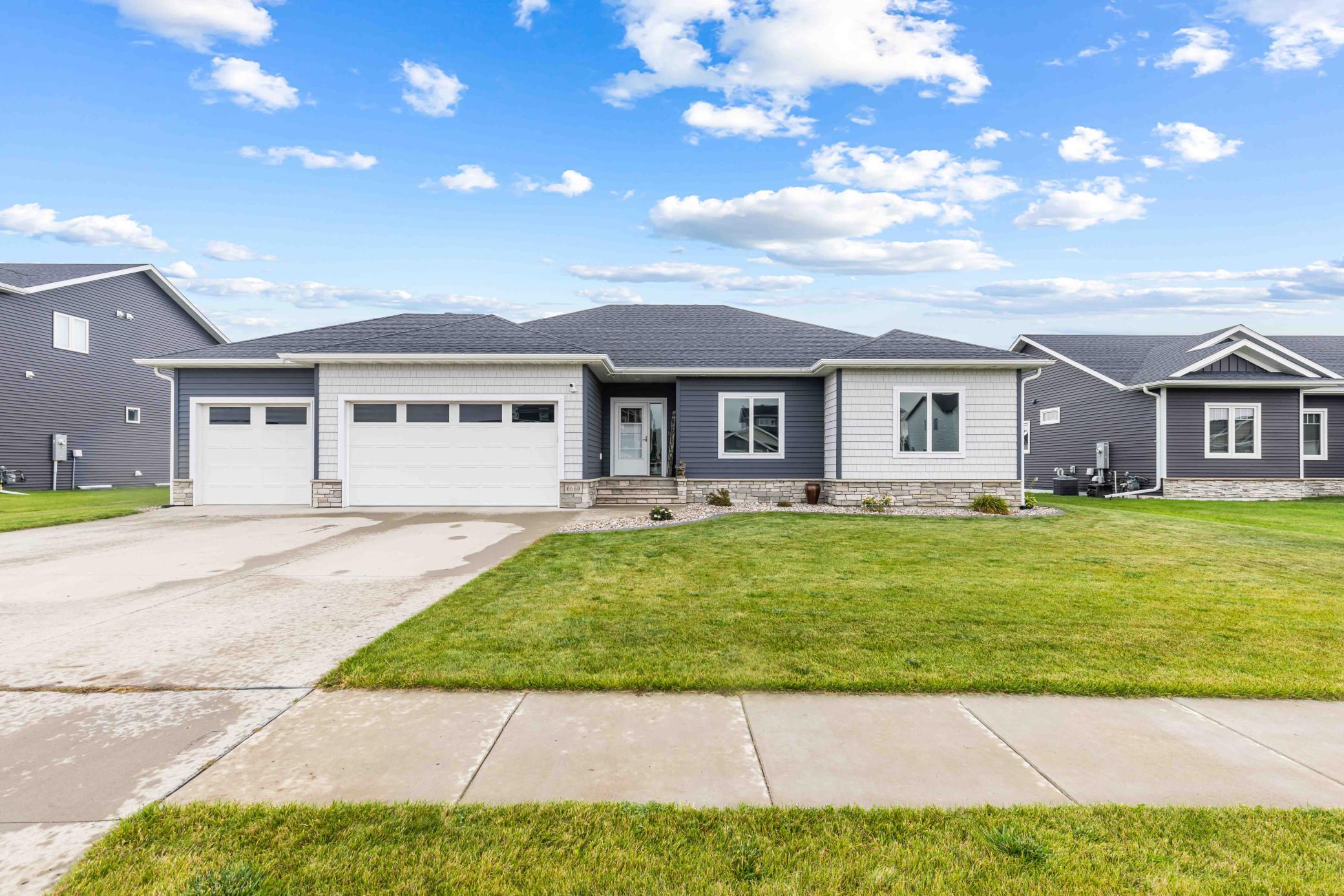 2019 single family home for sale at 6669 55th Avenue S in Fargo, ND — 5 bed, 3 bath (photo 2 of 39)