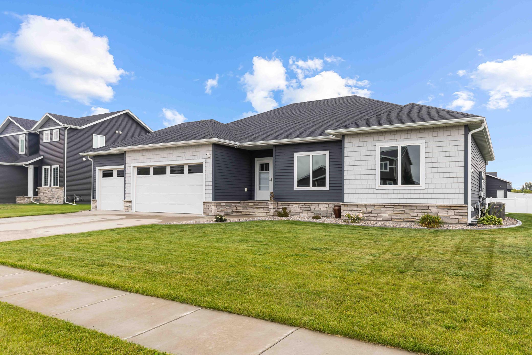 2019 single family home for sale at 6669 55th Avenue S in Fargo, ND — 5 bed, 3 bath (photo 3 of 39)