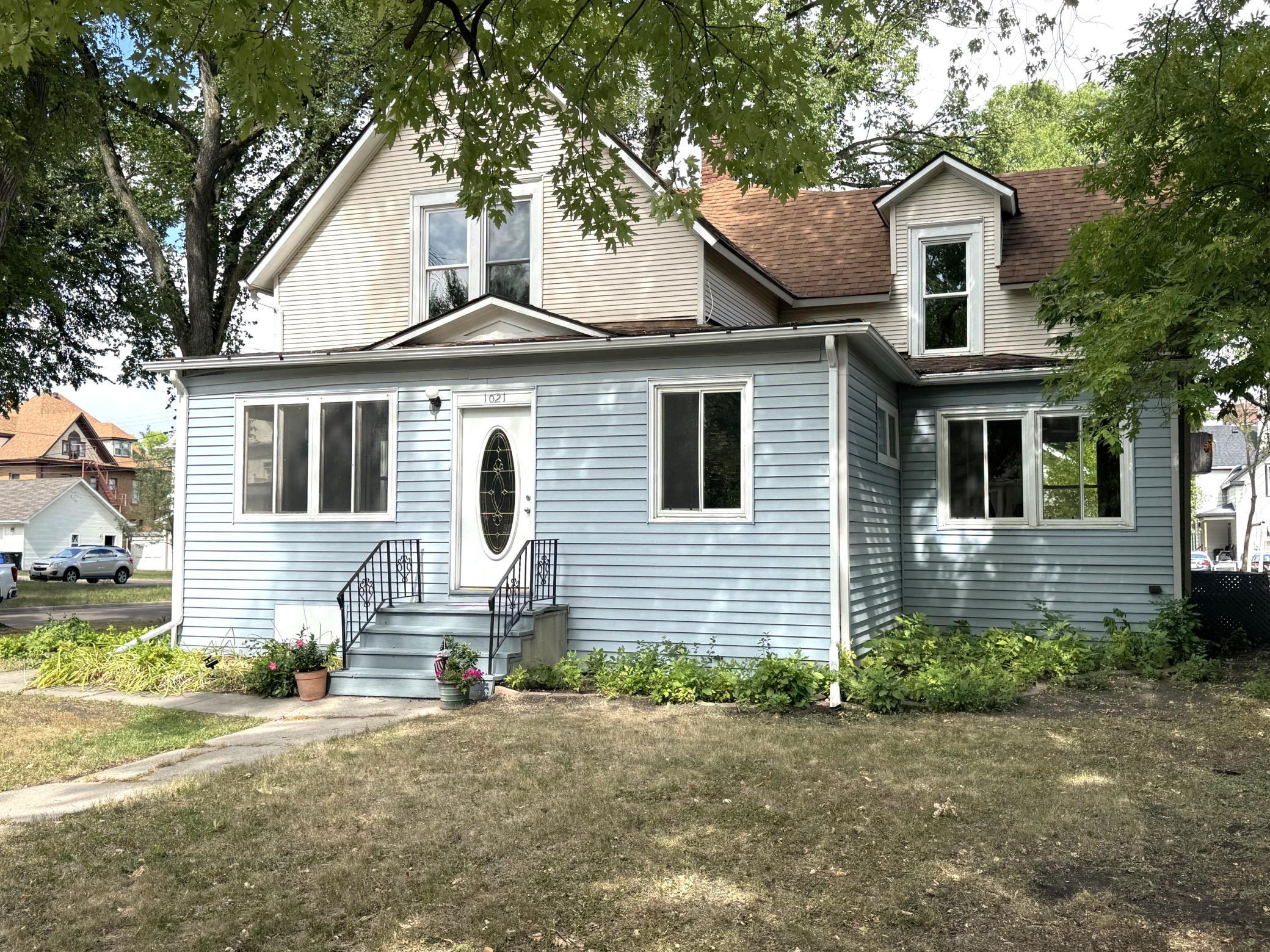 1890 duplex for sale at 1021 4th Avenue S in Fargo, ND — 5 bed, 2 bath (photo 2 of 54)