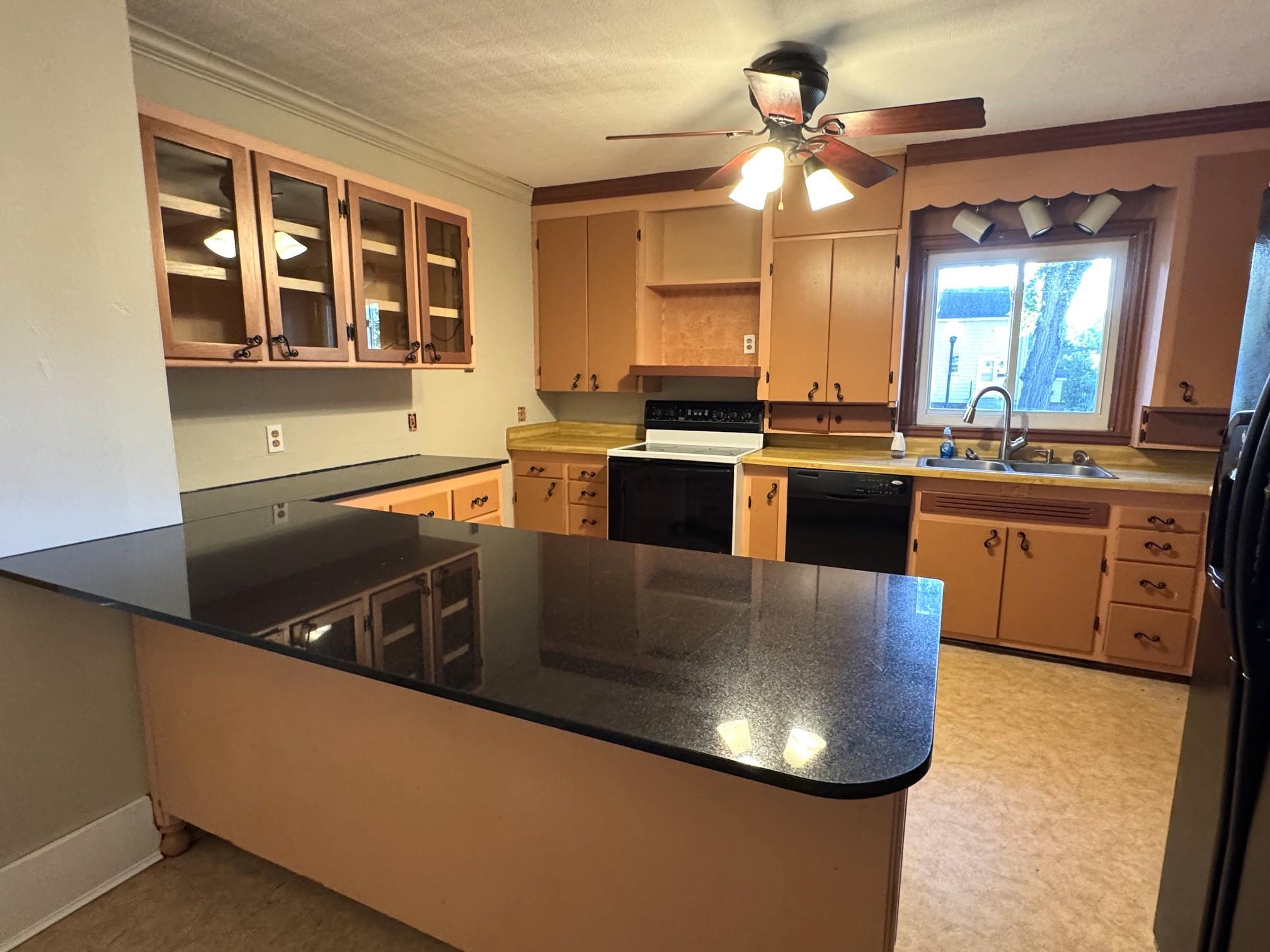 1890 duplex for sale at 1021 4th Avenue S in Fargo, ND — 5 bed, 2 bath (photo 14 of 54)