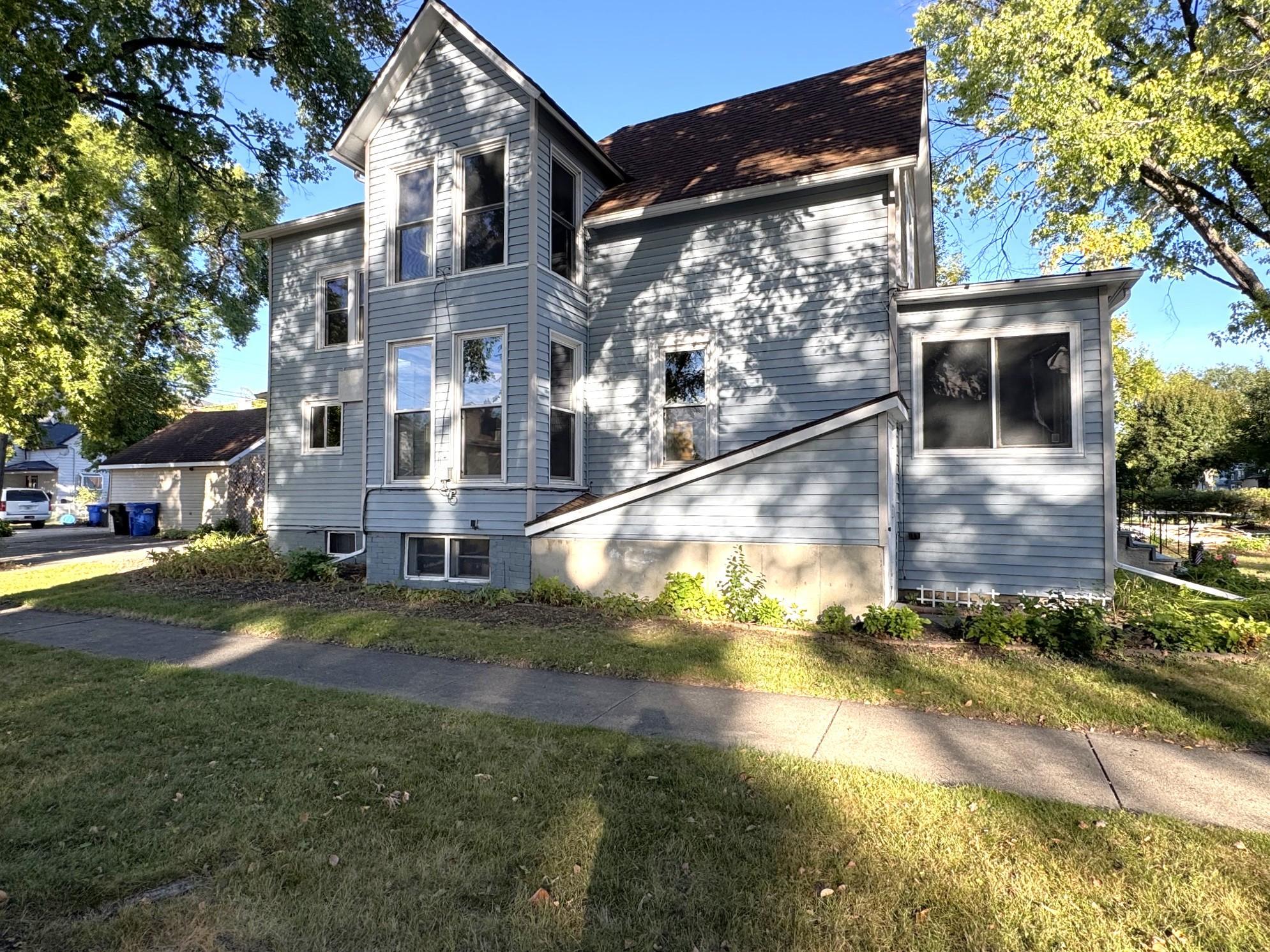 1890 duplex for sale at 1021 4th Avenue S in Fargo, ND — 5 bed, 2 bath (photo 3 of 54)