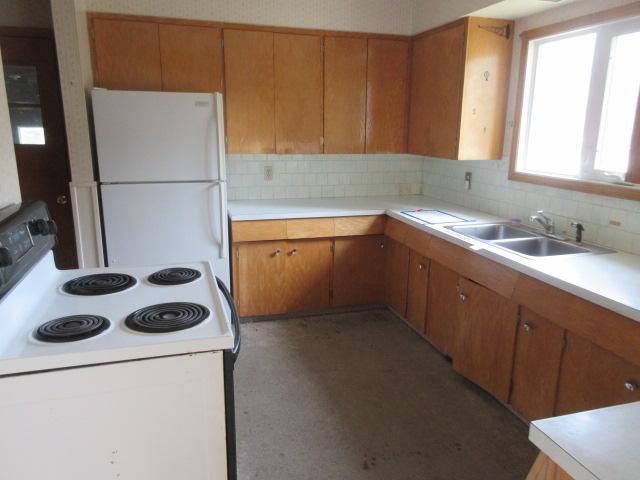 1963 single family home for sale at 1029 Elm Avenue in Hallock, MN — 3 bed, 2 bath (photo 19 of 42)