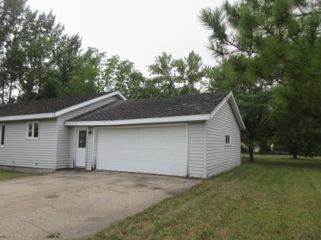 1963 single family home for sale at 1029 Elm Avenue in Hallock, MN — 3 bed, 2 bath (photo 3 of 42)
