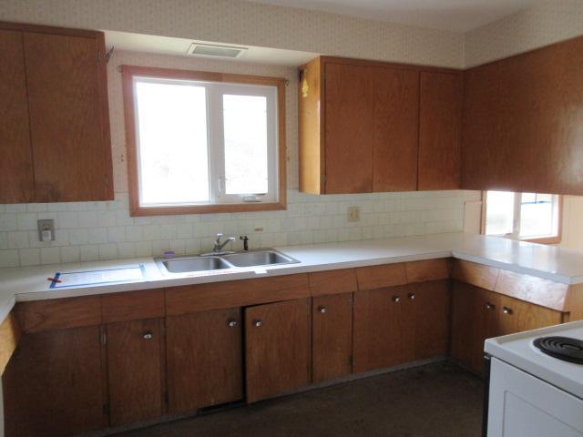 1963 single family home for sale at 1029 Elm Avenue in Hallock, MN — 3 bed, 2 bath (photo 23 of 42)