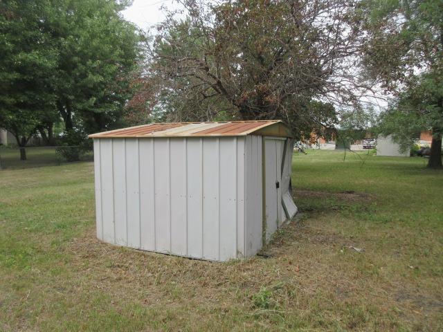 1963 single family home for sale at 1029 Elm Avenue in Hallock, MN — 3 bed, 2 bath (photo 4 of 42)