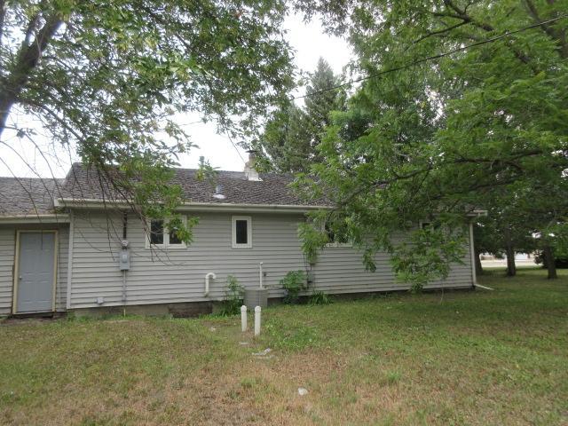 1963 single family home for sale at 1029 Elm Avenue in Hallock, MN — 3 bed, 2 bath (photo 5 of 42)