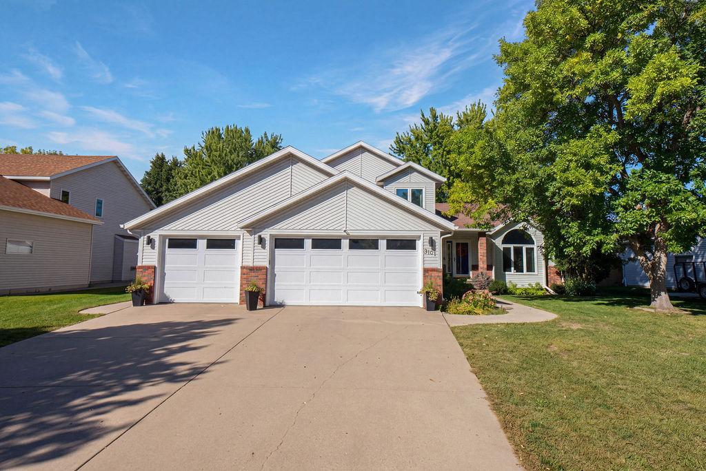 1992 single family home for sale at 3101 37 1/2 Avenue S in Fargo, ND — 4 bed, 3 bath