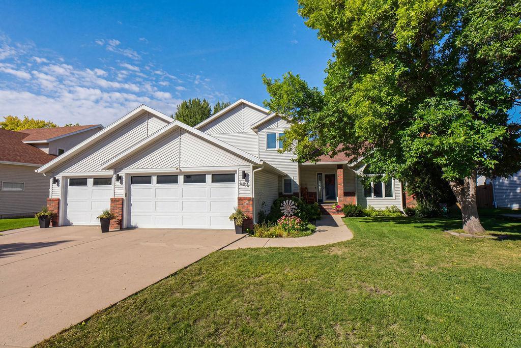 1992 single family home for sale at 3101 37 1/2 Avenue S in Fargo, ND — 4 bed, 3 bath (photo 2 of 63)
