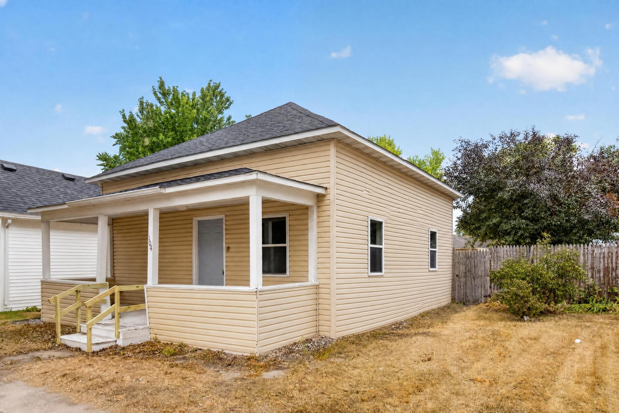 1890 single family home for sale at 104 2nd Street NE in Barnesville, MN — 2 bed, 1 bath (photo 2 of 29)