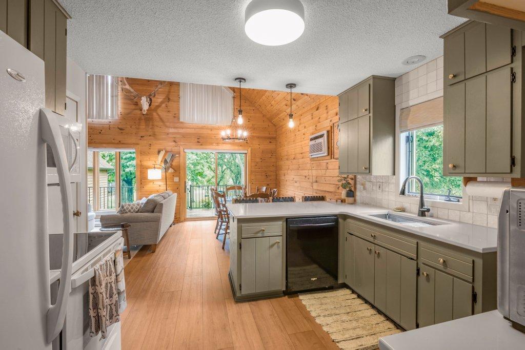 1993 home for sale at 2618 Big Horn Bay Road NW in Alexandria, MN — 2 bed, 2 bath (photo 8 of 36)