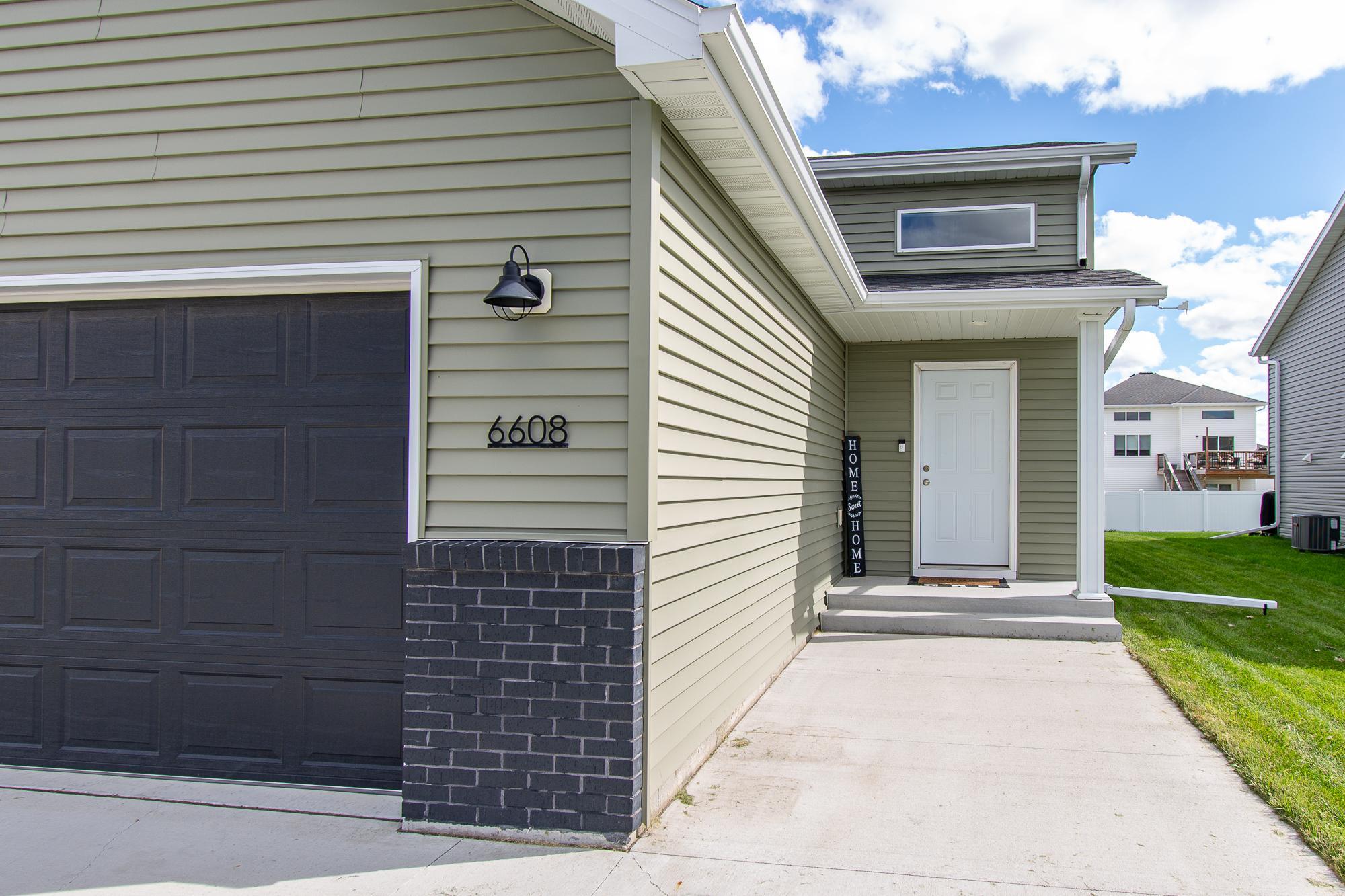 2021 single family home for sale at 6608 27th Street S in Fargo, ND — 3 bed, 2 bath (photo 2 of 39)